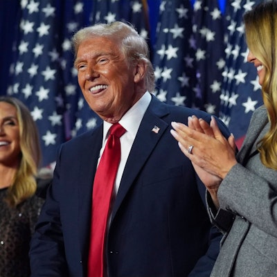 Der republikanische Präsidentschaftskandidat, der ehemalige US-Präsident Donald Trump (M-r), steht mit der ehemaligen First Lady Melania Trump auf der Bühne.