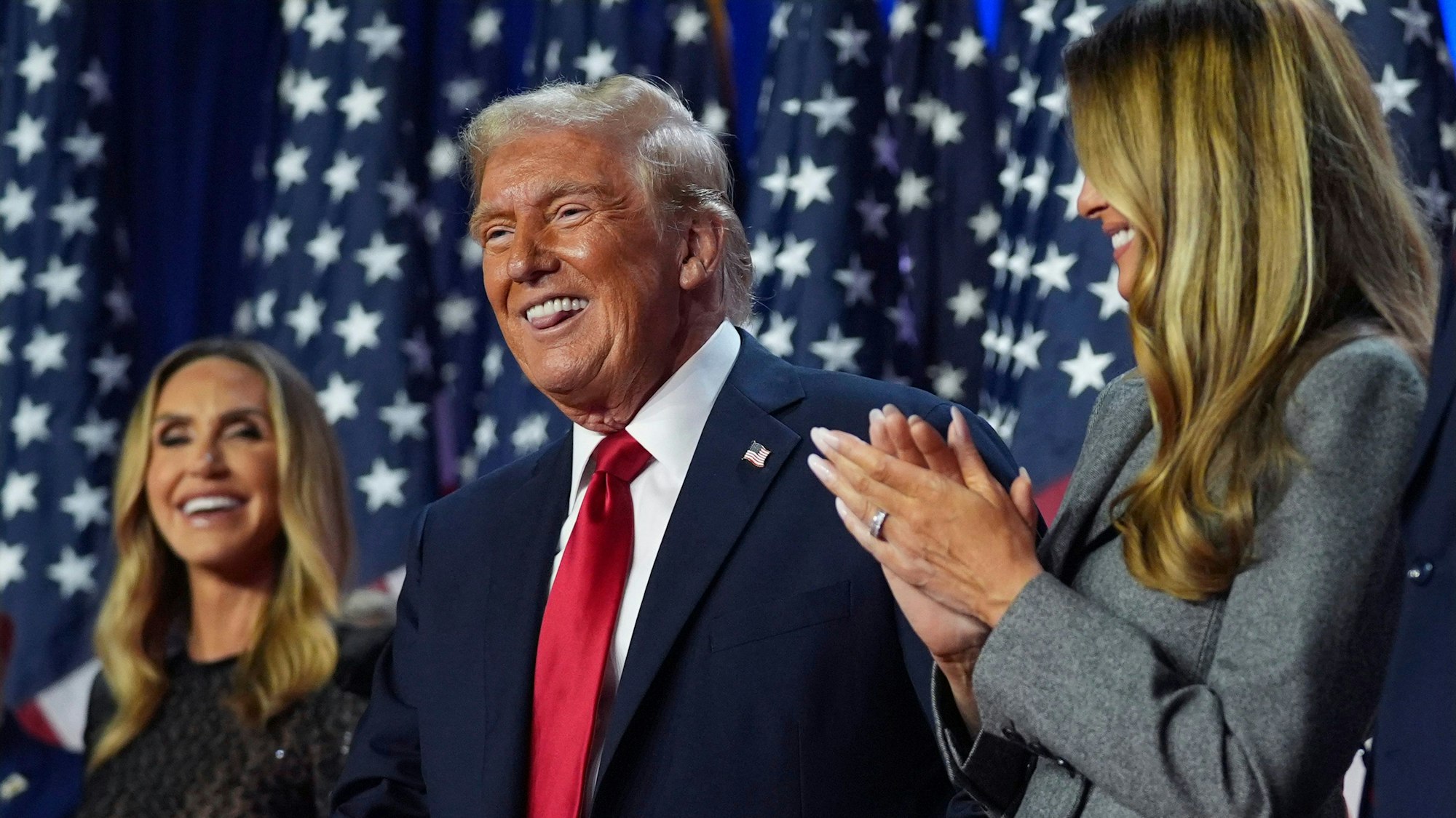 Der republikanische Präsidentschaftskandidat, der ehemalige US-Präsident Donald Trump (M-r), steht mit der ehemaligen First Lady Melania Trump auf der Bühne.