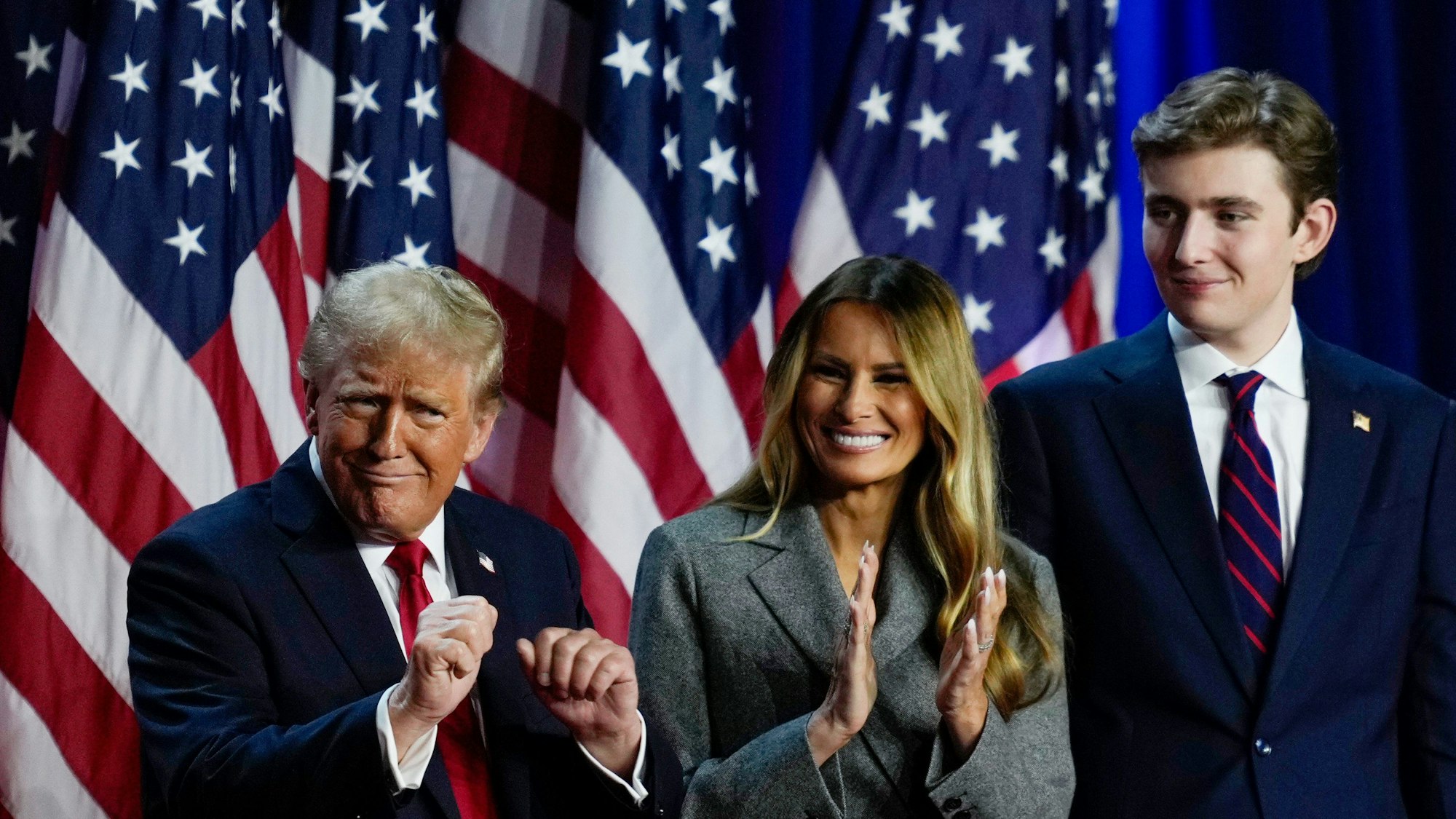 US-Präsident Donald Trump tanzt auf der Bühne mit der First Lady Melania Trump (Mitte) und Sohn Barron Trump bei einer Wahlparty am Mittwoch, 6. November 2024, in Florida. (Archivbild)