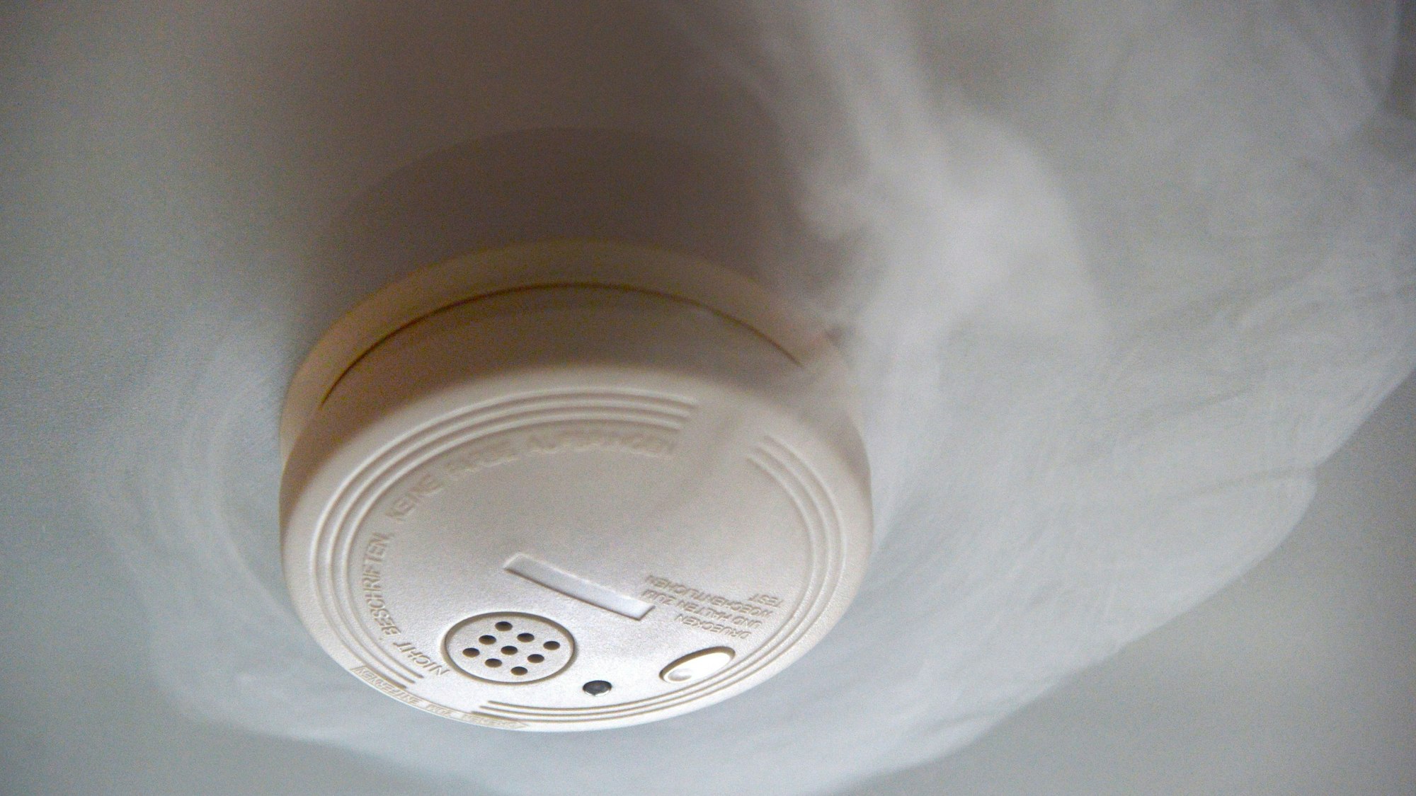 Für mehr Sicherheit müssen Wohnungen mit Rauchmeldern ausgestattet sein, Kritik entzündet sich nun an smarten Exemplaren.