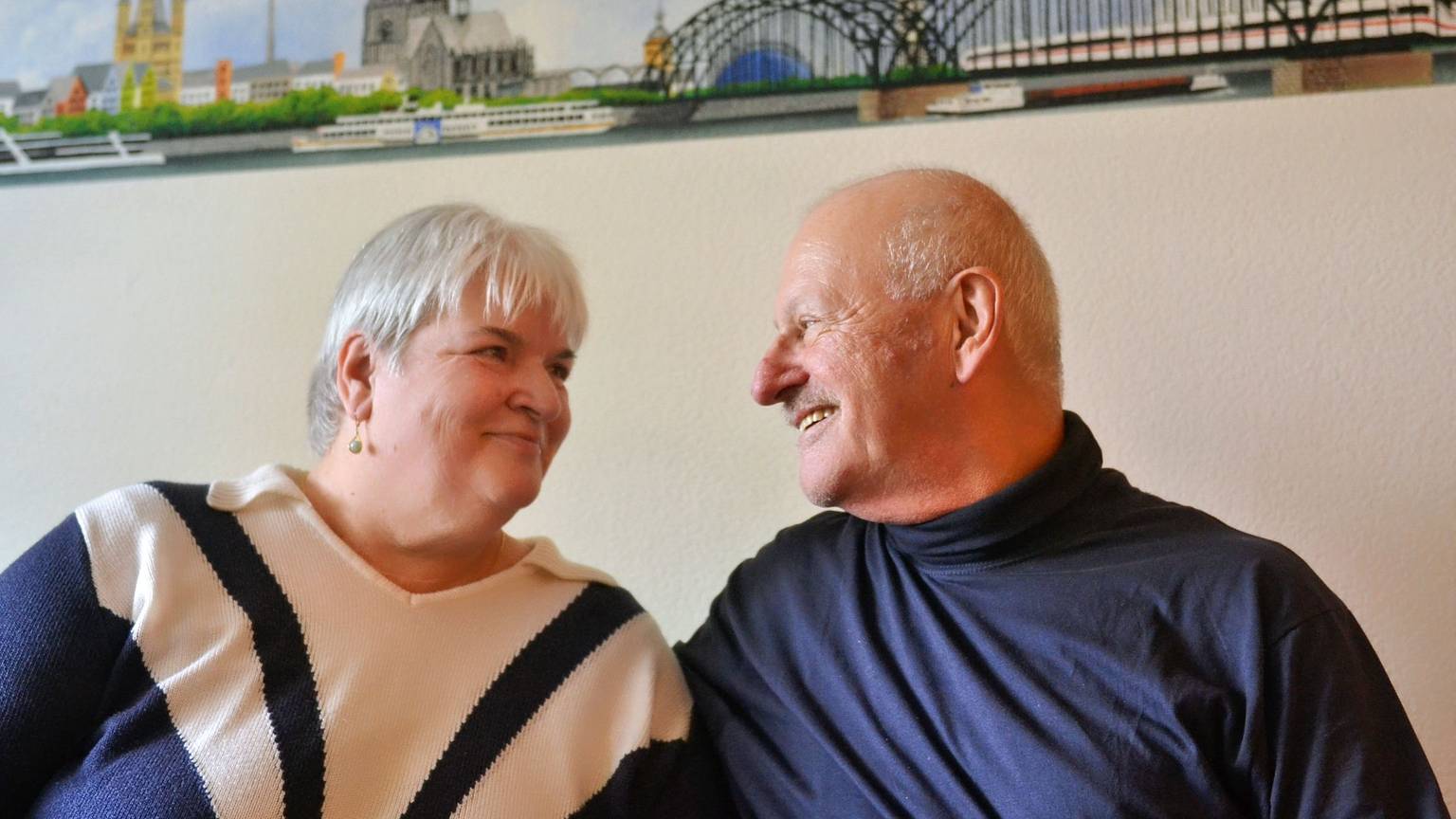 Karin und Karl-Viktor schauen sich gegenseitig in die Augen.