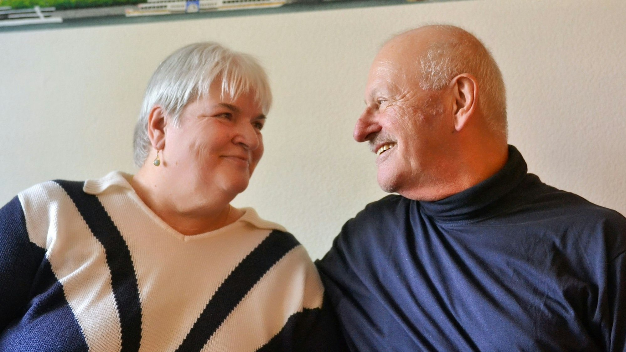 Karin und Karl-Viktor schauen sich gegenseitig in die Augen.