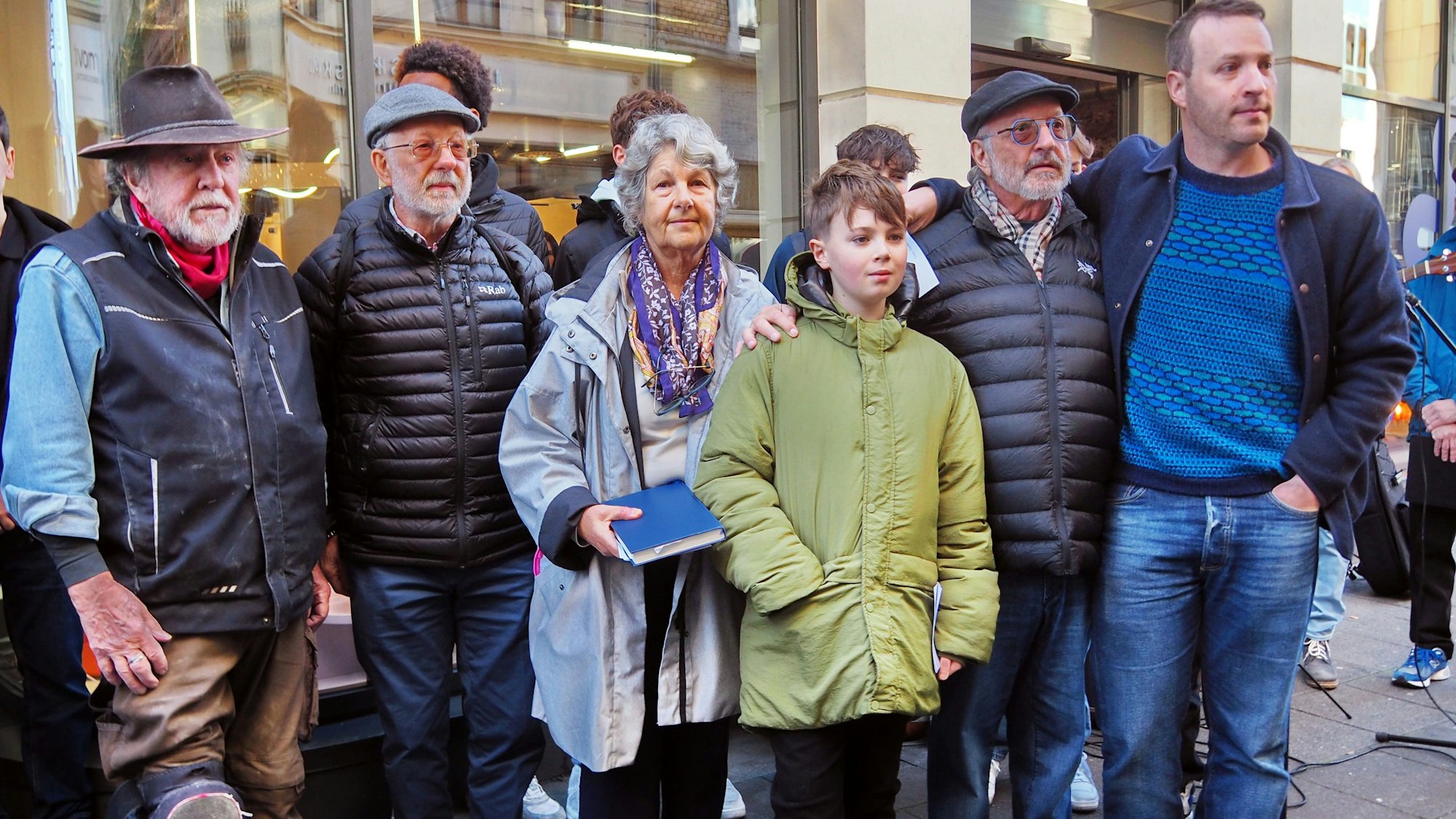 Zur Verlegung der fünf Stolpersteine für die jüdische Familie Spiegel in der Ehrenstraße durch Gunter Demnig (links) waren auch Angehörige aus verschiedenen Ländern angereist.