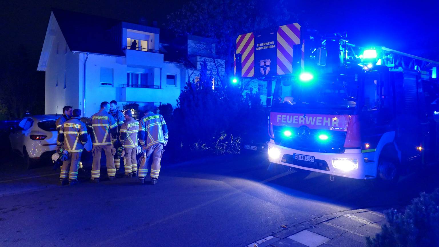 Feuerwehrleute stehen vor dem Mehrfamilienhaus in der Meckenheimer Goethestraße.