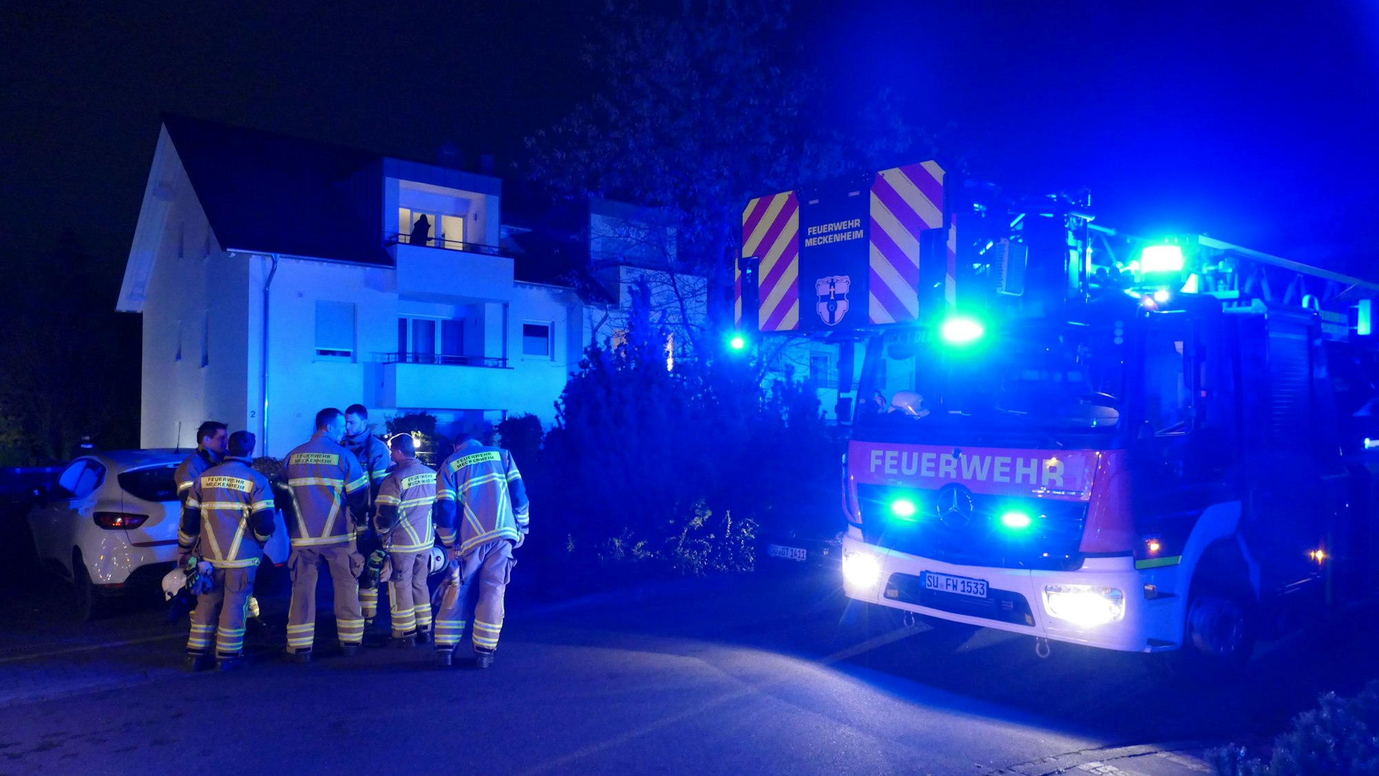 Feuerwehrleute stehen vor dem Mehrfamilienhaus in der Meckenheimer Goethestraße.