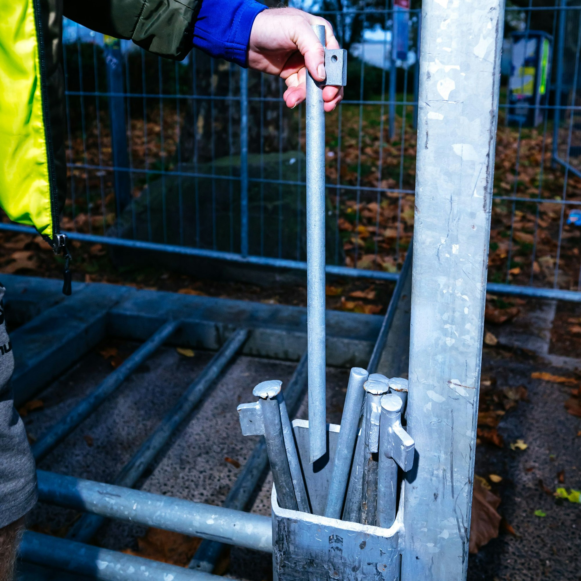 „Waffen in der Waffenverbotszone“. Die losen Baumaterialien sind den Anwohnern ein Dorn im Auge.
