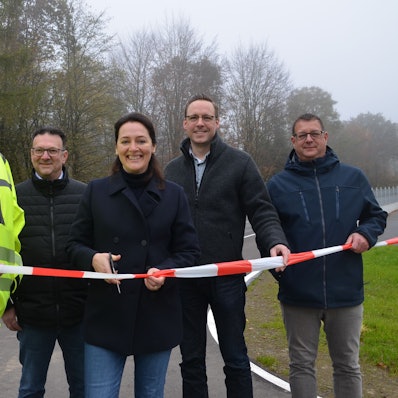 Am Donnerstag haben Waldbröls Bürgermeisterin Larissa Weber sowie Planer Jörg Timmermann (Büro Schumacher, von links), Markus Mitze (Stadtwerke Waldbröl), Jan Kiefer und Maik Simon (beide Stadtverwaltung) das letzte Stück der Lise-Meitner-Straße eingeweiht. Unser Foto zeigt die Gruppe beim Zerschneiden eines Flatterbandes.