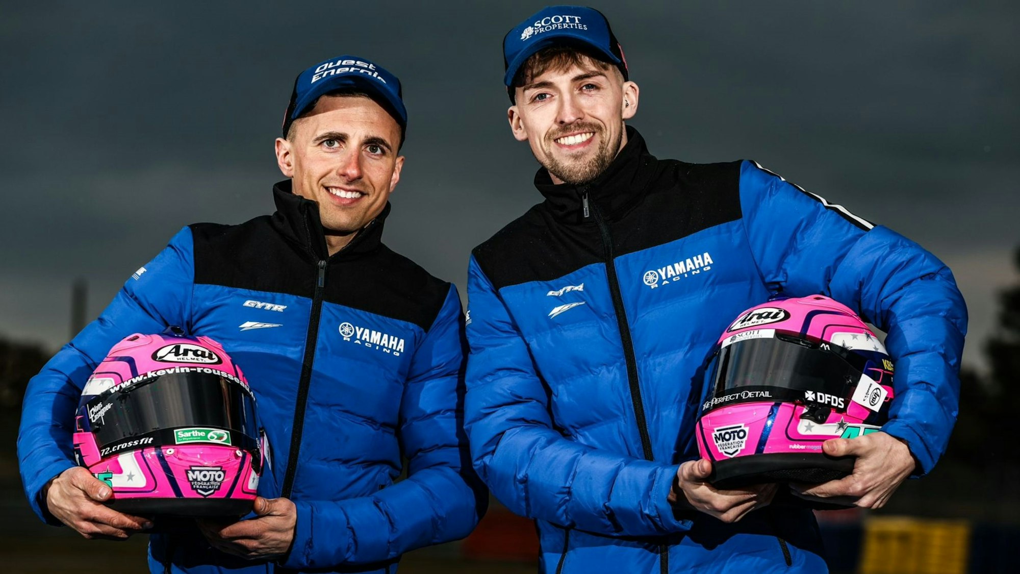 Zu sehen sind zwei Fahrer der Seitenwagen-WM.