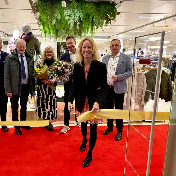 Zu sehen sind Isabella Goebel sowie einige Gäste bei der Eröffnung der Sinn-Filiale.