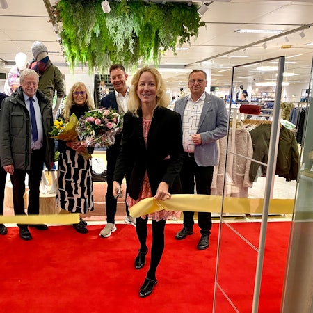 Zu sehen sind Isabella Goebel sowie einige Gäste bei der Eröffnung der Sinn-Filiale.