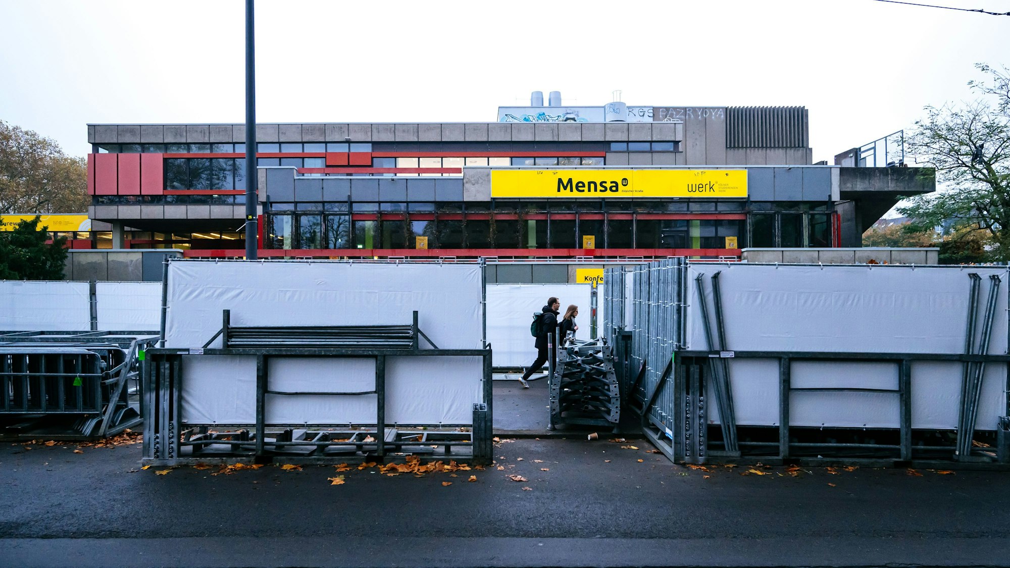 Die Fußwege sind durch den Sichtschutz auf ein Minimum beschränkt.