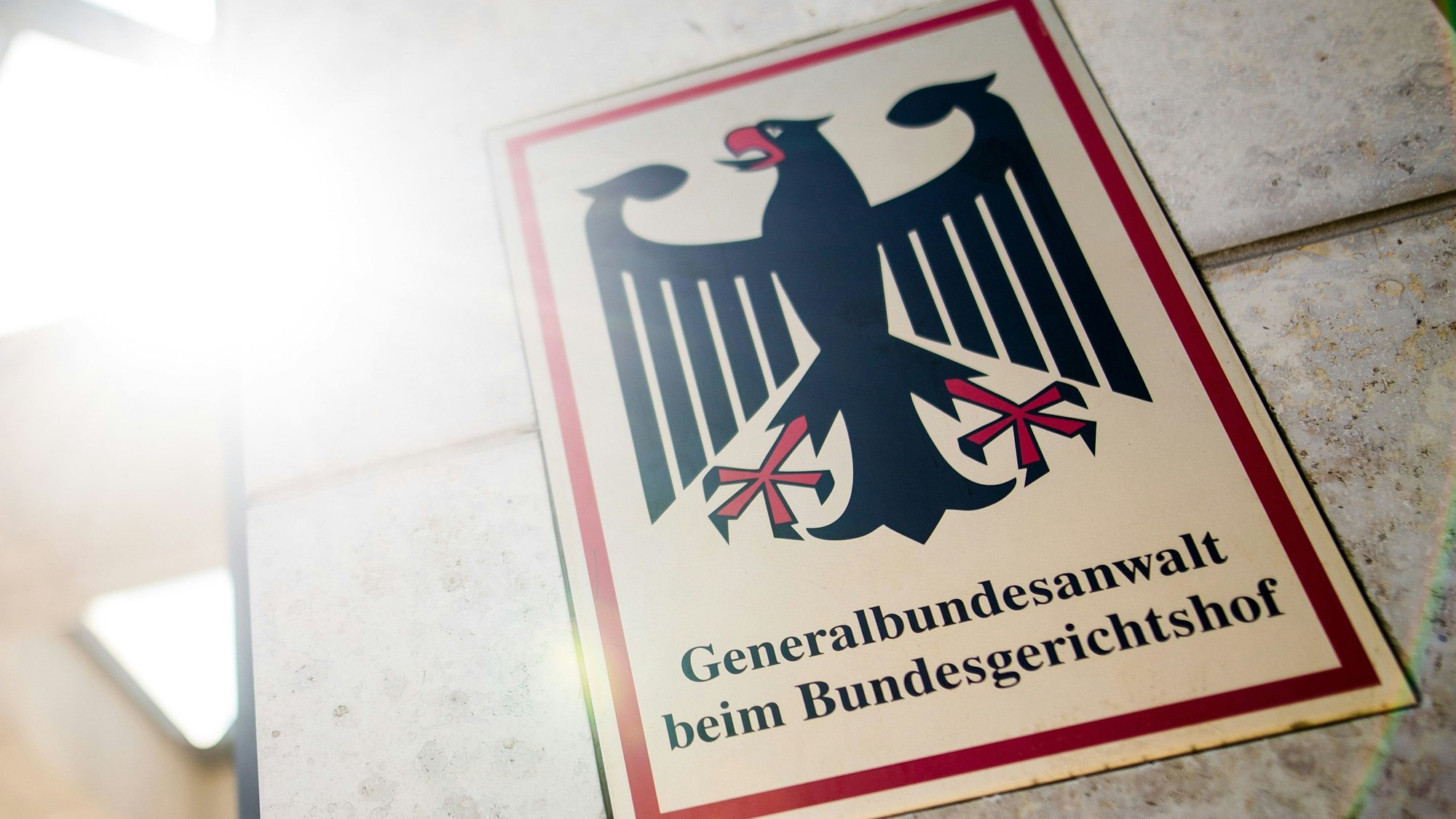 ARCHIV - 17.06.2019, Baden-Württemberg, Karlsruhe: «Generalbundesanwalt beim Bundesgerichtshof» steht auf einem Schild am Eingang zum Gebäude der Bundesanwaltschaft. (zu dpa: «Spionage beim US-Militär für China? Festnahme in Frankfurt») Foto: Christoph Schmidt/dpa +++ dpa-Bildfunk +++