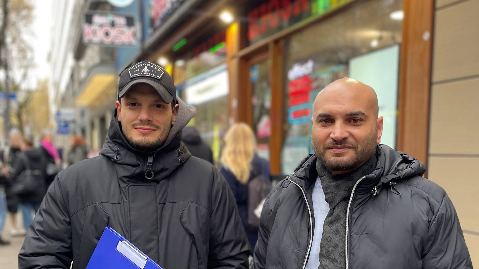 Malik Dine (r.) und Ibrahim Cuma betreuen die Testkäufe, die das Ordnungsamt vor und am 11.11. im ganzen Stadtgebiet durchführt.