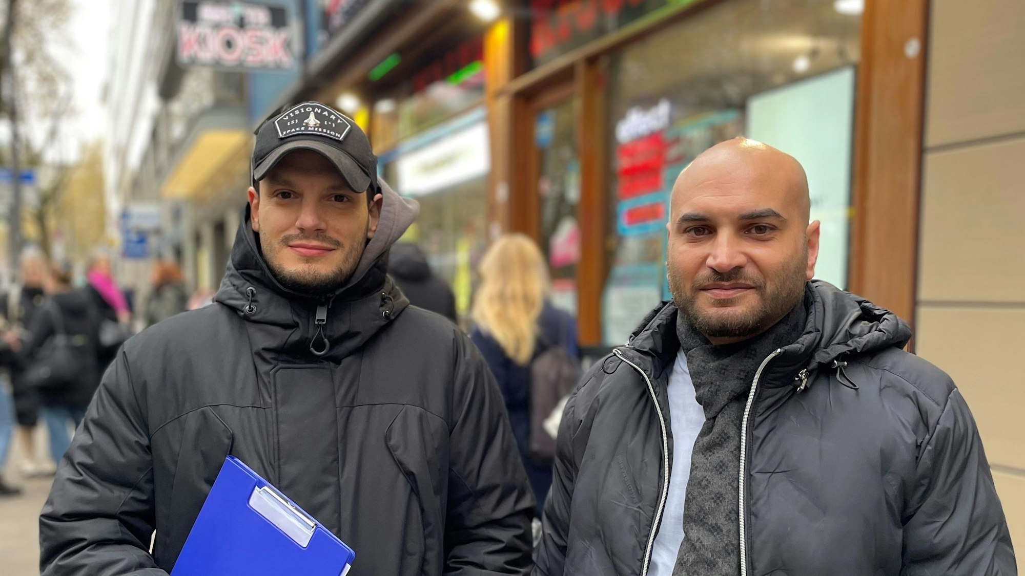 Malik Dine (r.) und Ibrahim Cuma betreuen die Testkäufe, die das Ordnungsamt vor und am 11.11. im ganzen Stadtgebiet durchführt.