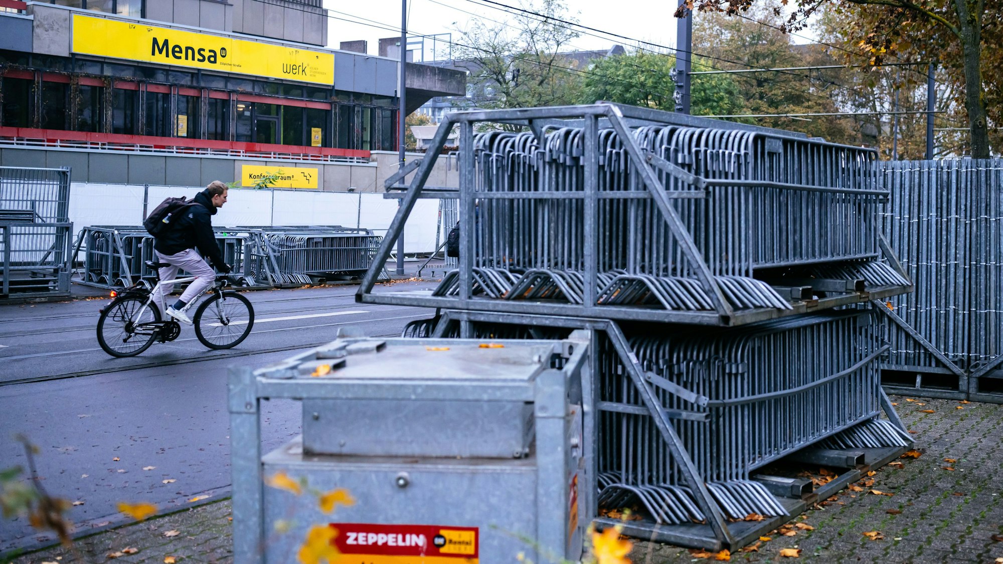 Metallkonstruktionen halten tausende Absperrgitter vor der Unimensa.