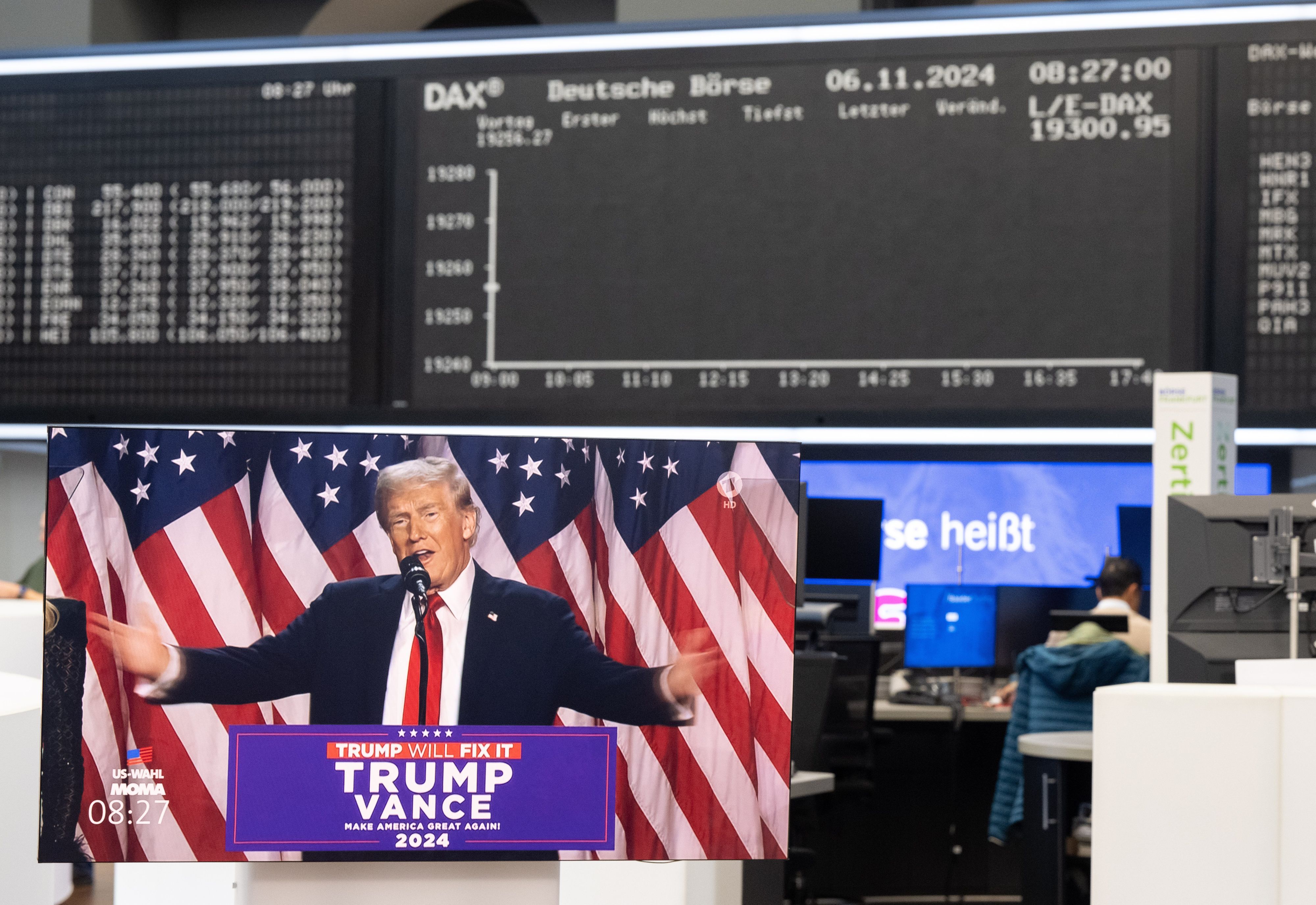 Eine Rede des US-Präsidentschaftskandidaten Donald Trump wird live auf einen Monitor im Handelssaal der Deutschen Börse in Frankfurt übertragen.