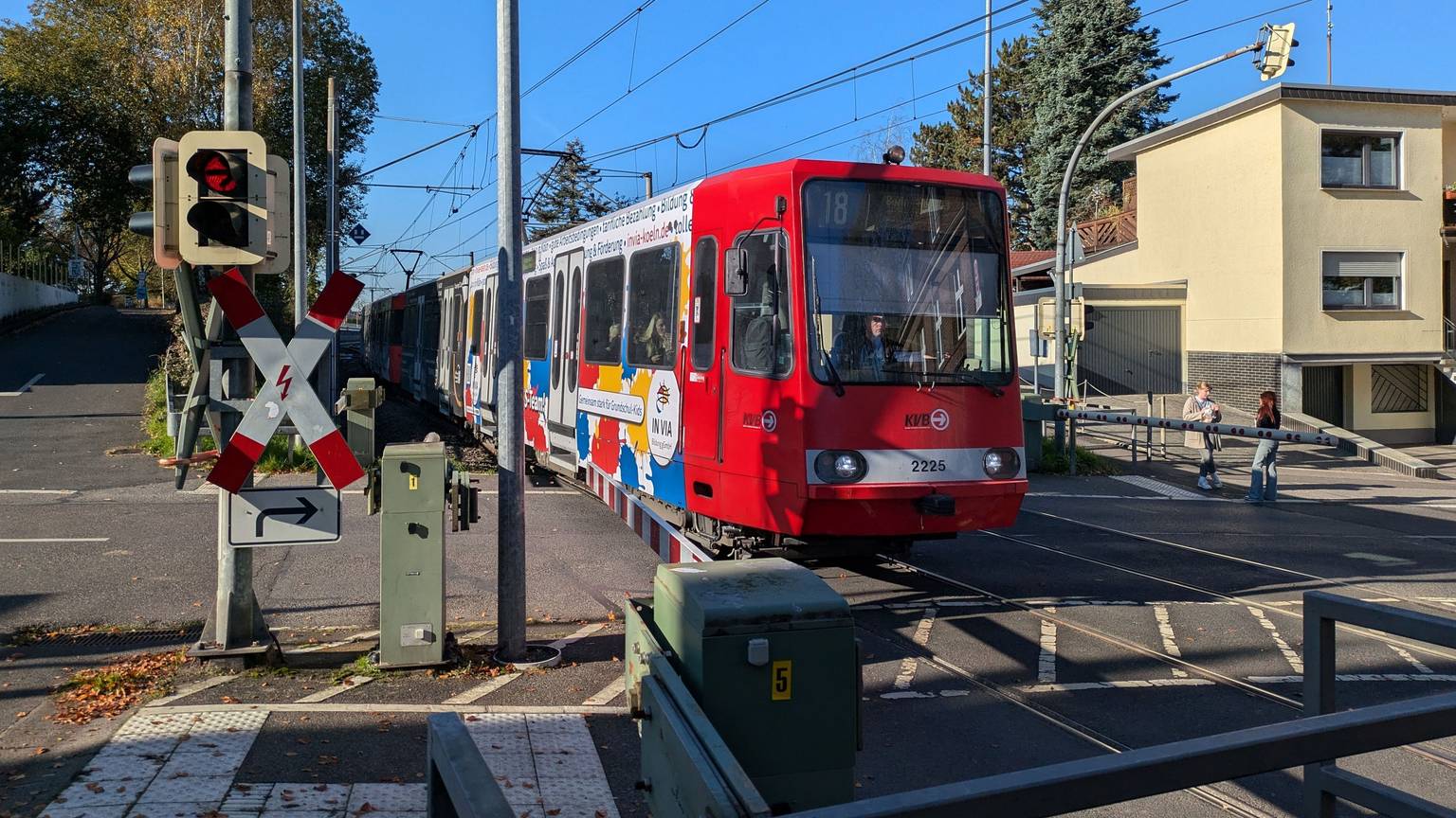 Ab dem 11. November wird der Bahnübergang Pohlhausenstraße in Bornheim für vier Wochen wegen Erneuerungsarbeiten gesperrt.