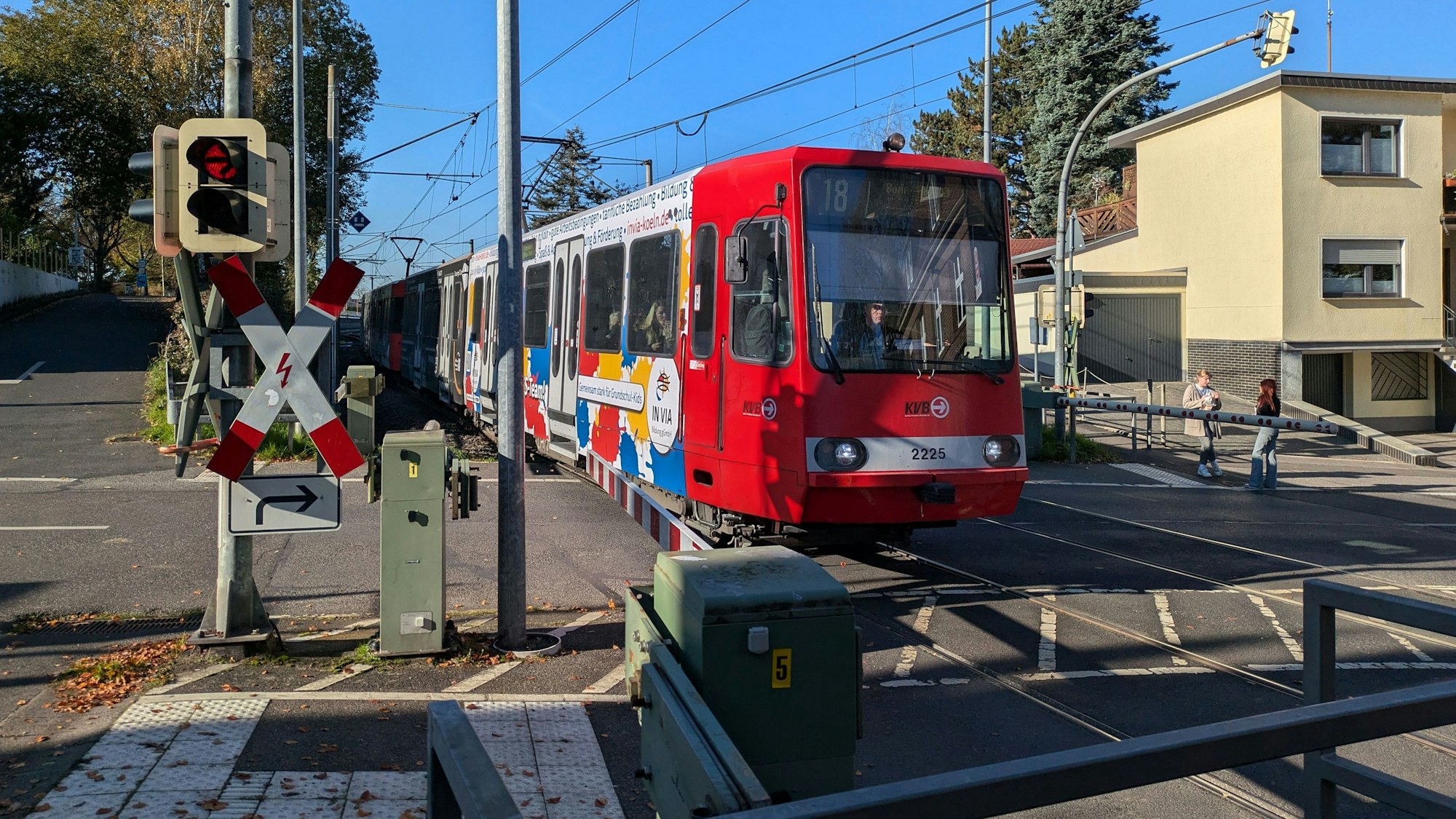 Ab dem 11. November wird der Bahnübergang Pohlhausenstraße in Bornheim für vier Wochen wegen Erneuerungsarbeiten gesperrt.