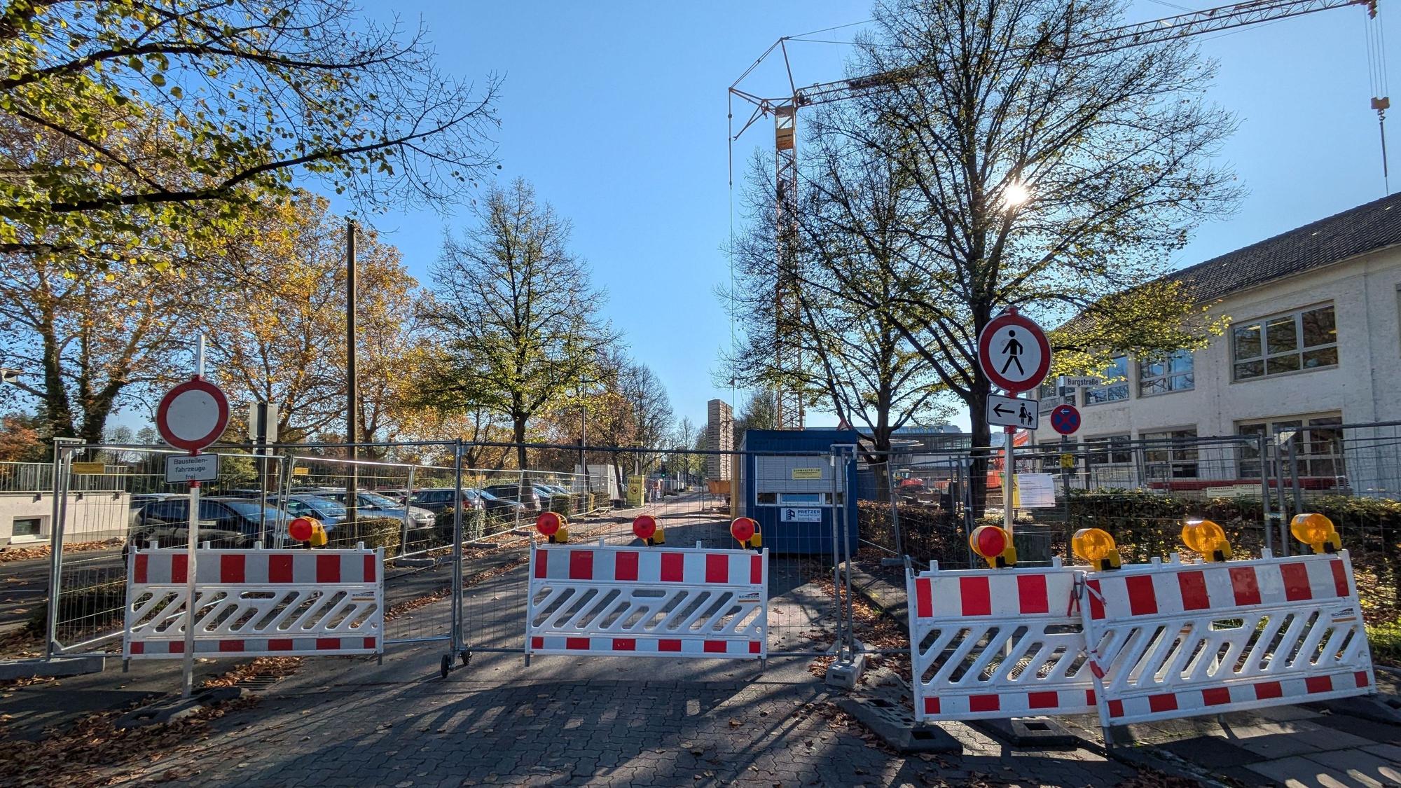 Wegen Erweiterungsarbeiten an der Grundschule und Sanierungsarbeiten am Stadion ist ein Teilstück der Wallrafstraße noch bis 2027 gesperrt.