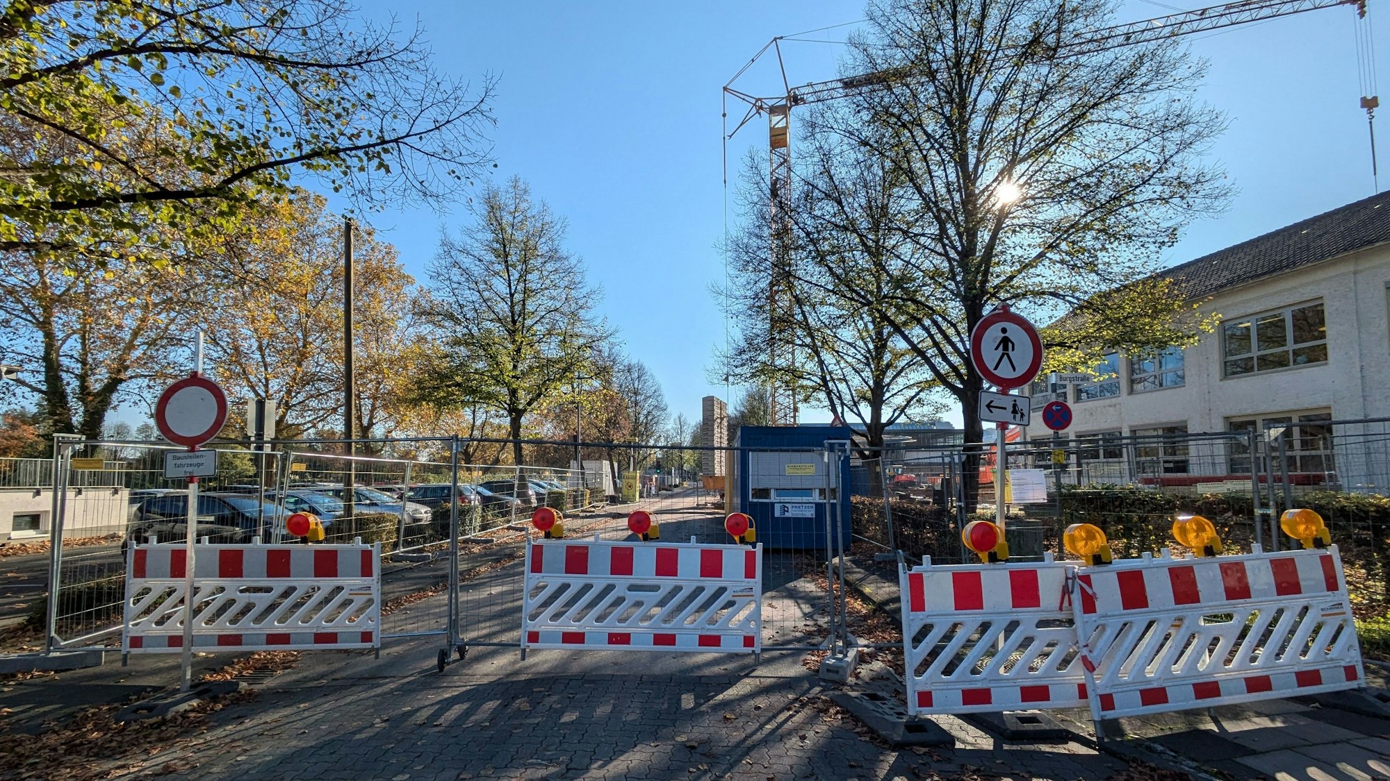 Wegen Erweiterungsarbeiten an der Grundschule und Sanierungsarbeiten am Stadion ist ein Teilstück der Wallrafstraße noch bis 2027 gesperrt.