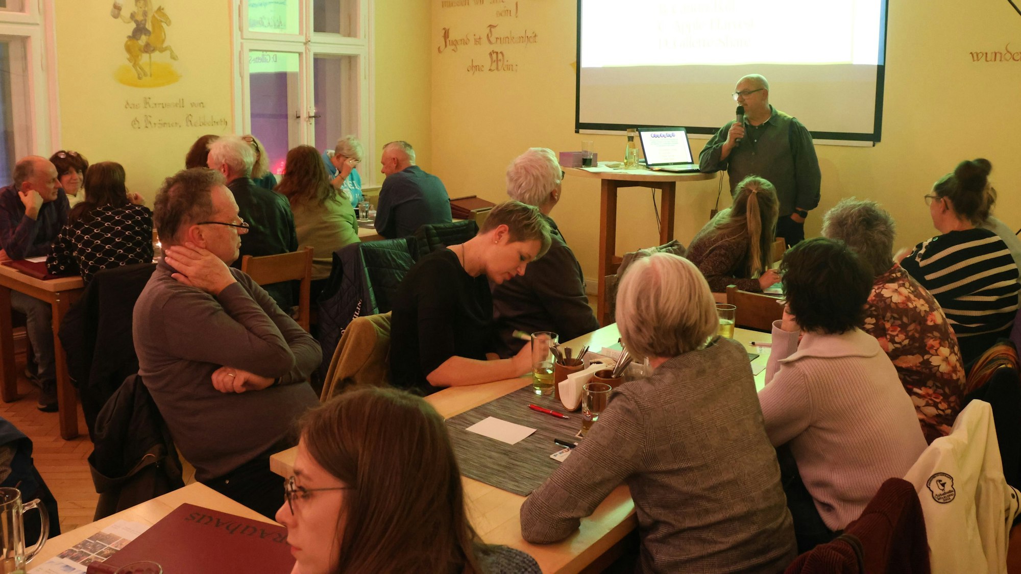 Kneipenquiz im Gummersbacher Brauhaus mit Moderator Peter Dickmeyer.