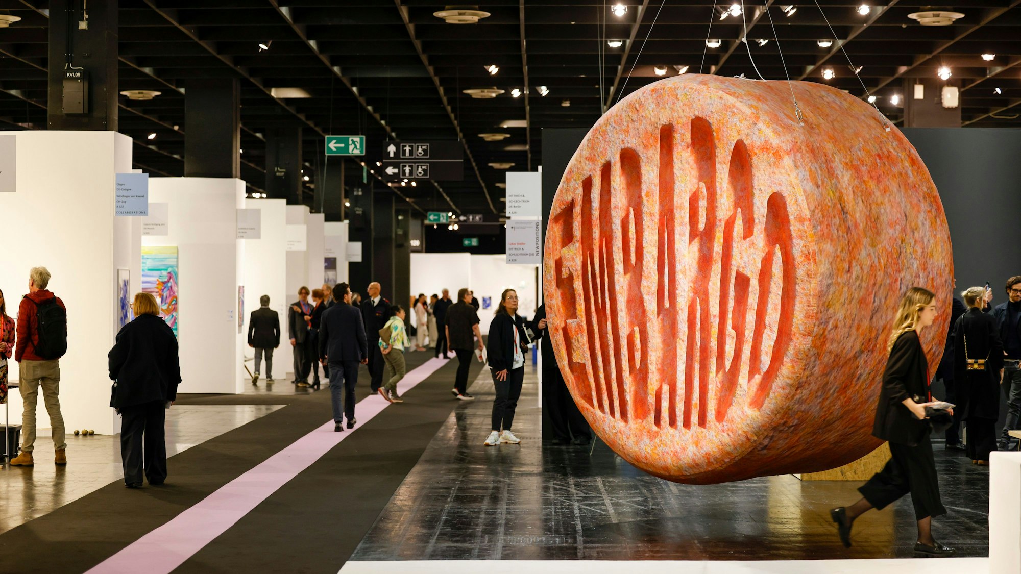Besucher gehen bei der Eröffnung der Kunstmesse der Art Cologne gehen durch die Hallen an der aufblasbaren Skulptur der Künstlerin Zuzanna Czebatul mit dem Titel: ·Embargo· vorbei.
