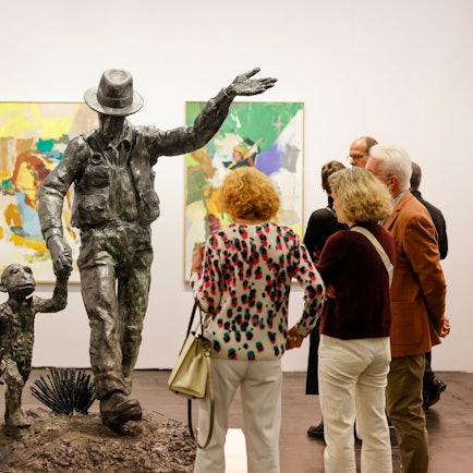 Die Skulptur von Jörg Immendorff mit dem Titel „Joseph Beuys mit Affe“ ist bei Michael Werner zu sehen.