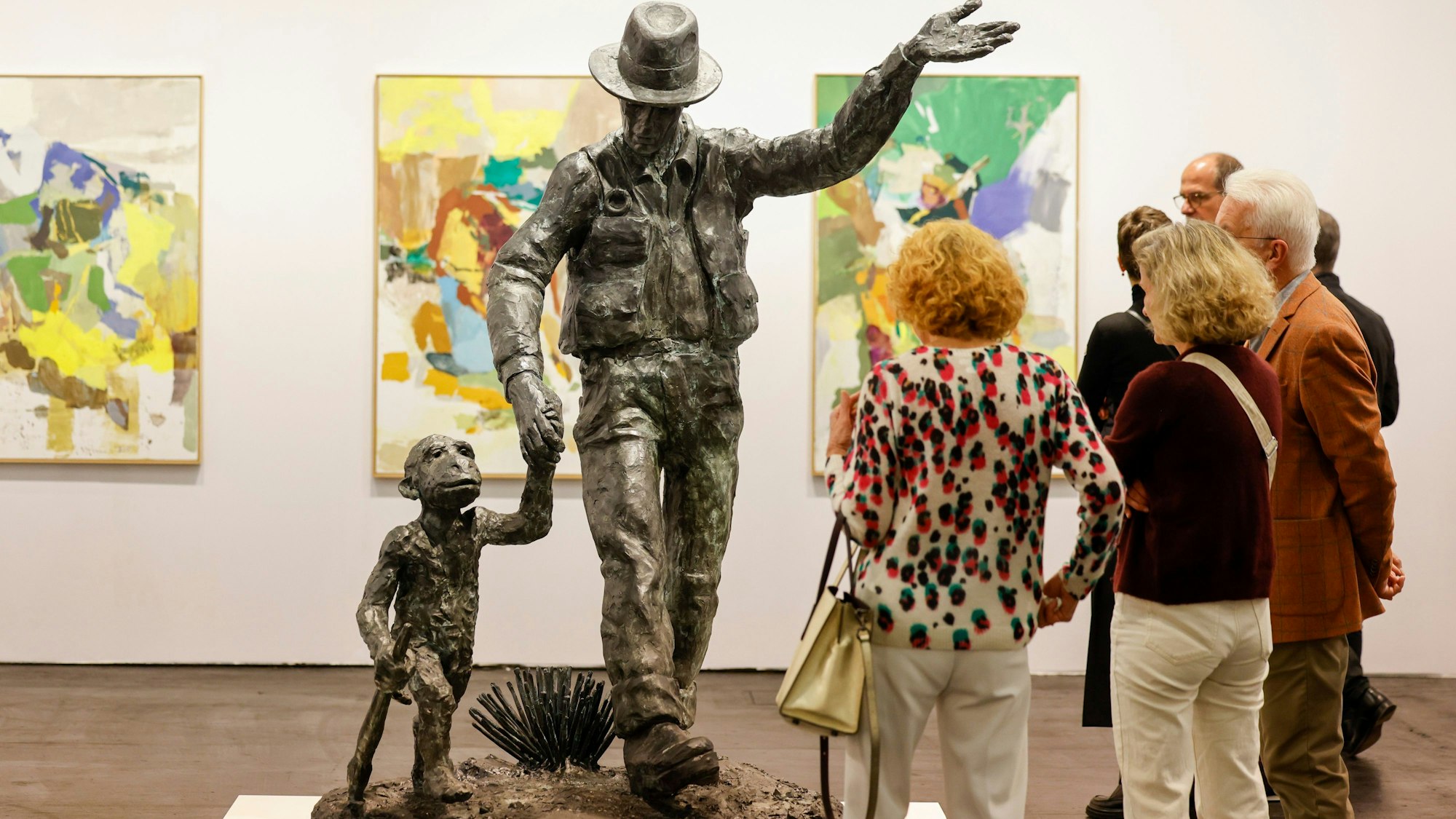 Die Skulptur von Jörg Immendorff mit dem Titel „Joseph Beuys mit Affe“ ist bei Michael Werner zu sehen.