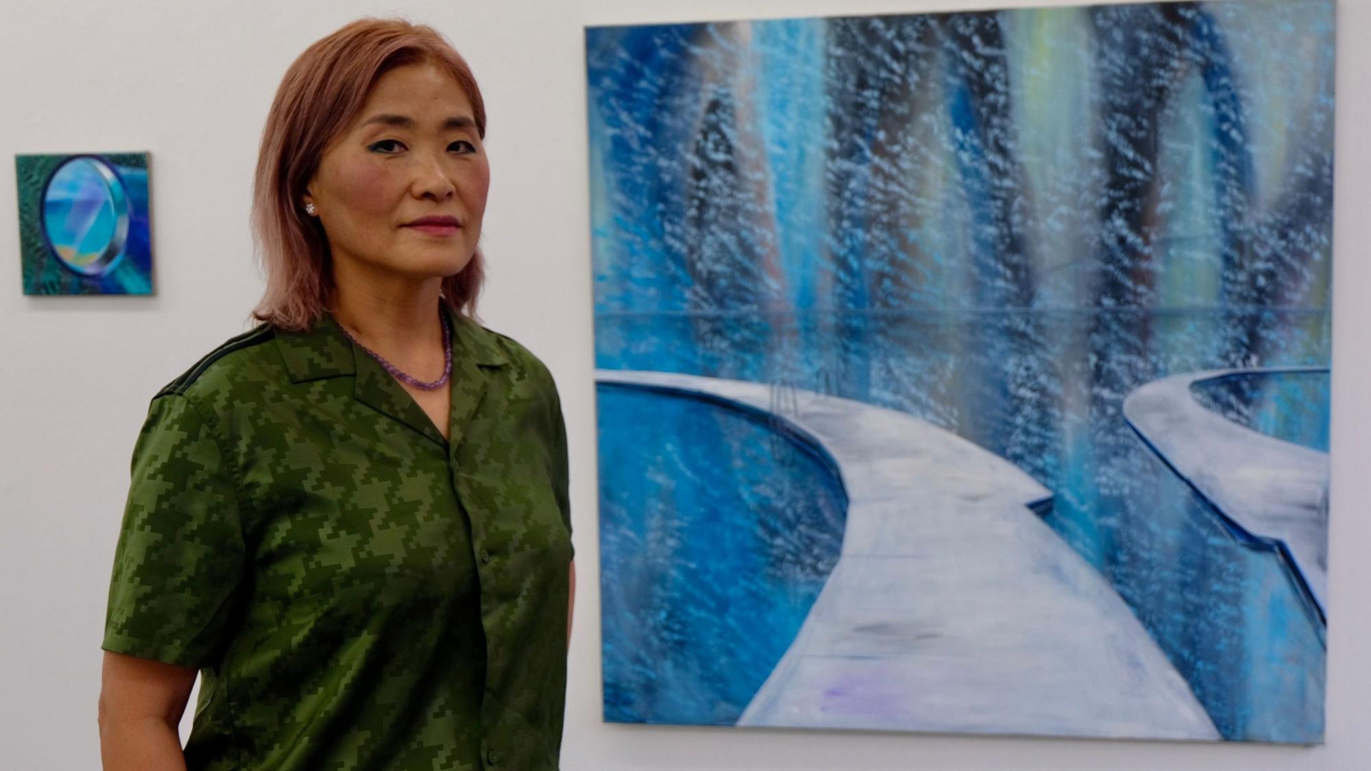 Jung Suk Ryu vor dem Gemälde „Northern Lights I“