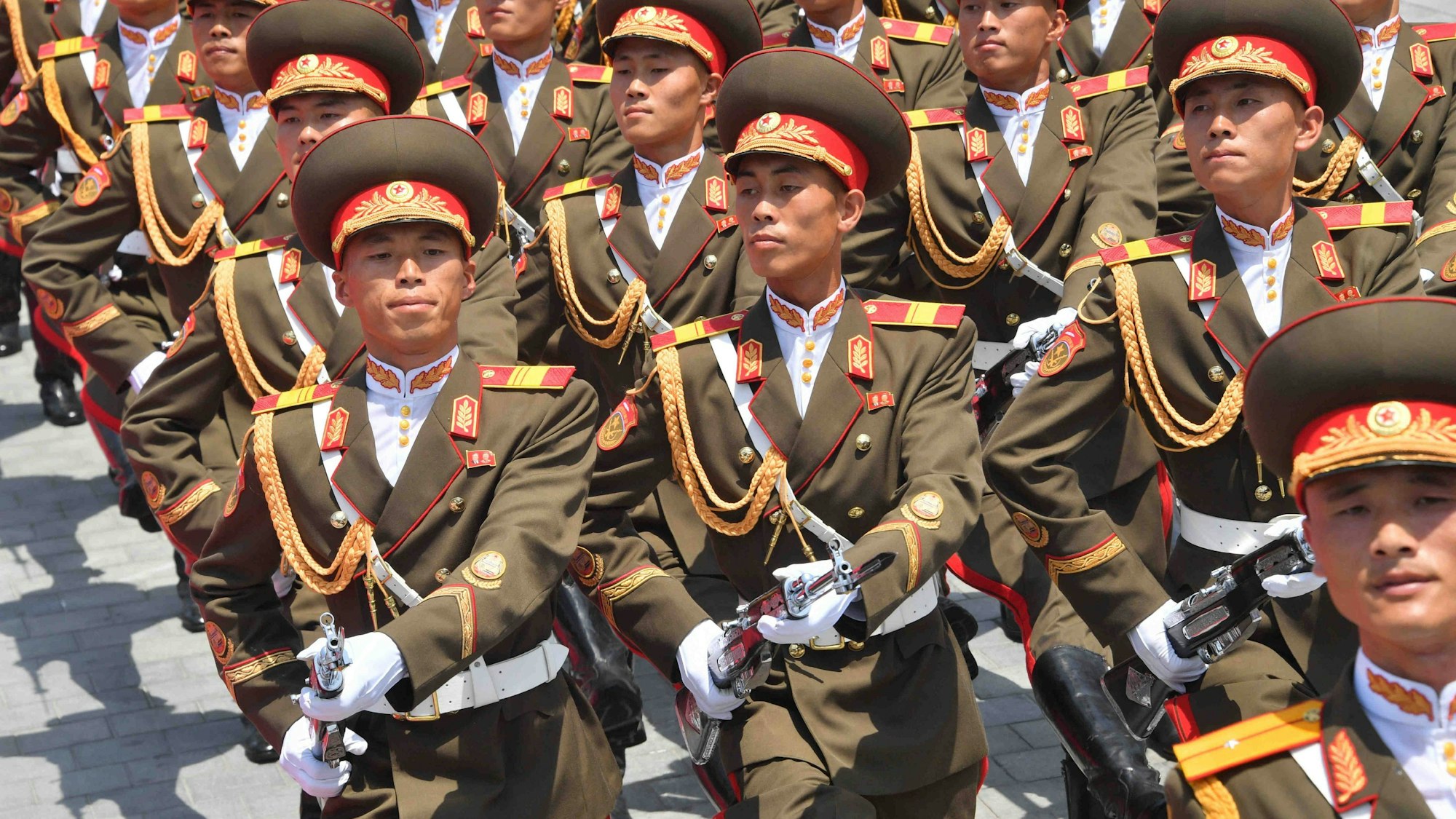 Nordkoreanische Truppen bei einer Parade in Pjöngjang. Mindestens 10.000 Soldaten aus Nordkorea sollen sich in Russland befinden. (Archivbild)
