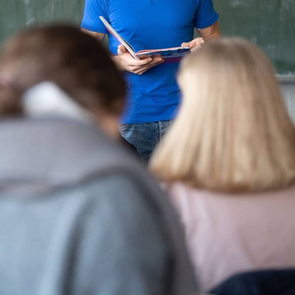 Ein Lehrer unterrichtet in einem Klassenzimmer einer Realschule.