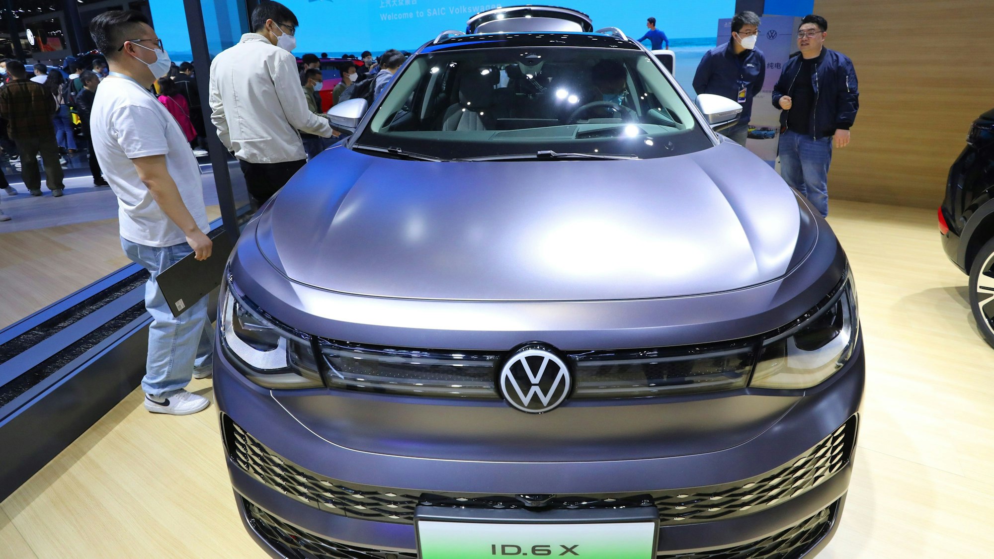 ARCHIV - 24.04.2023, China, Shanghai: Ein SAIC Volkswagen ID.6 X wird auf der «20. Shanghai International Automobile Industry Exhibition» ausgestellt.