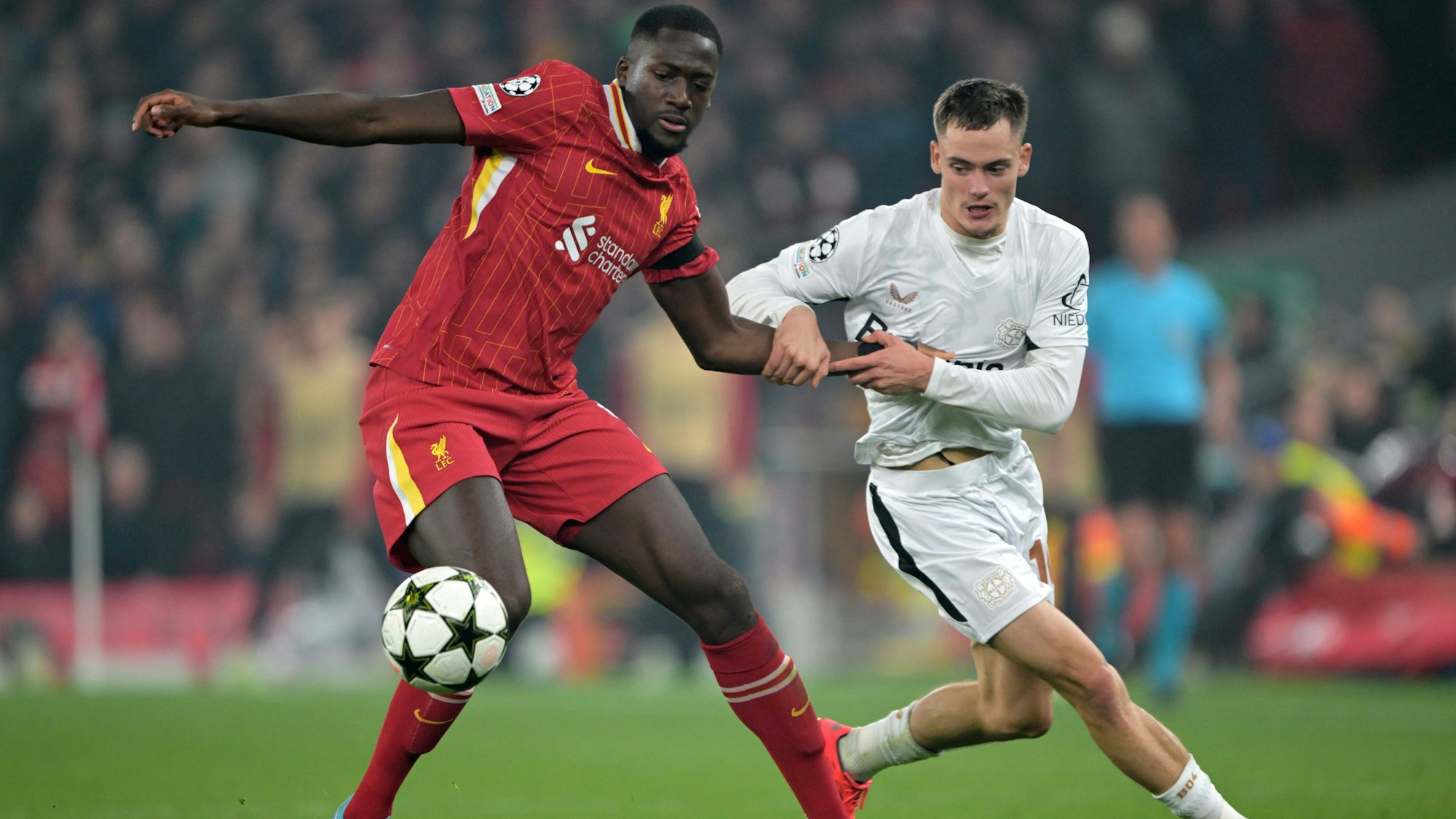 Liverpools Ibrahima Konate (l) und Leverkusens Florian Wirtz kämpfen um den Ball. Leverkusens Nationalspieler Florian Wirtz (rechts) konnte gegen den FC Liverpool kein Tor erzielen.