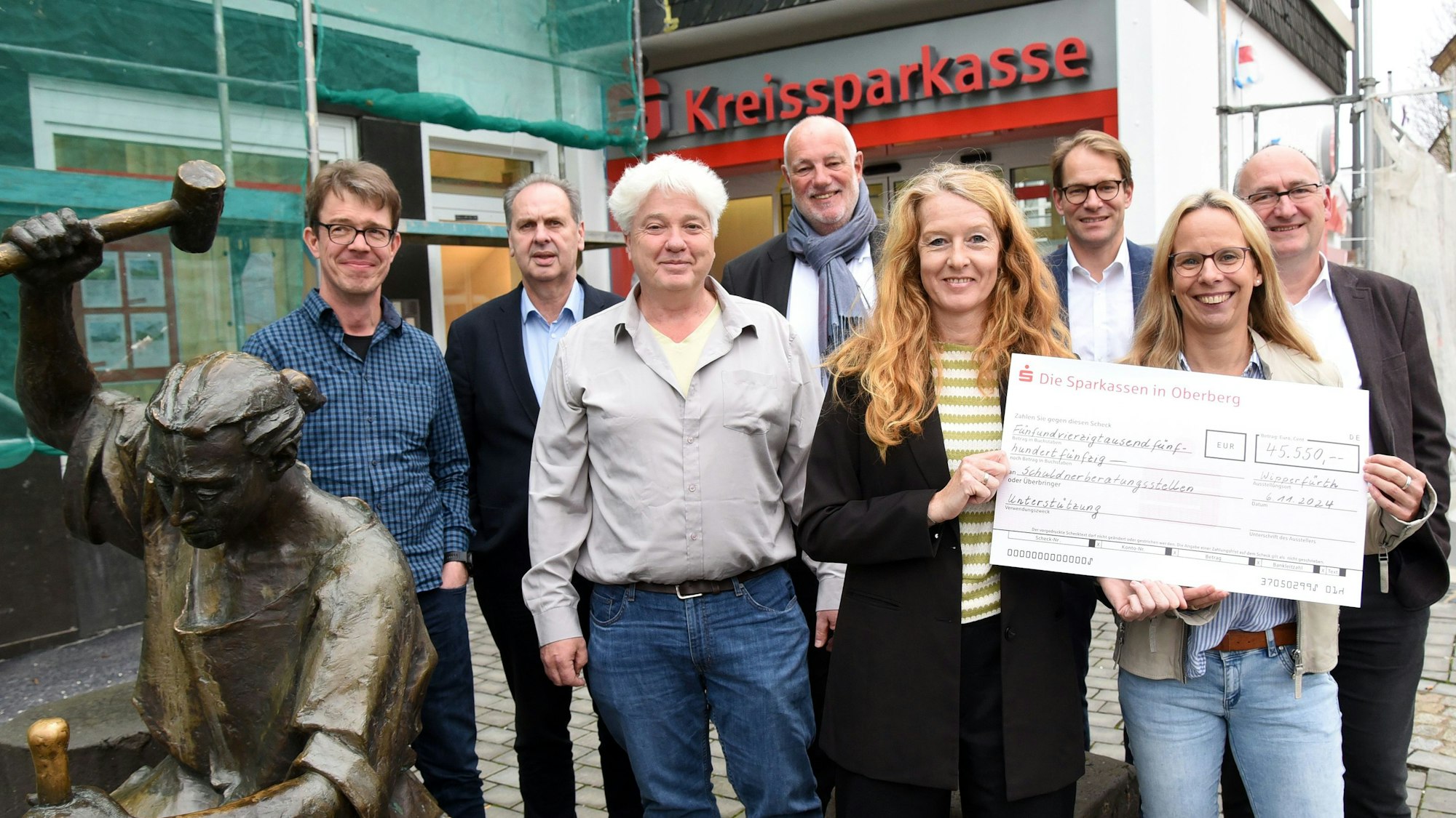 Die Vertreter der drei Schuldnerberatungen mit Frank Grebe (M.) und Gunter Derksen (3.v.r.) vor der Kreissparkasse in Wipperfürth.