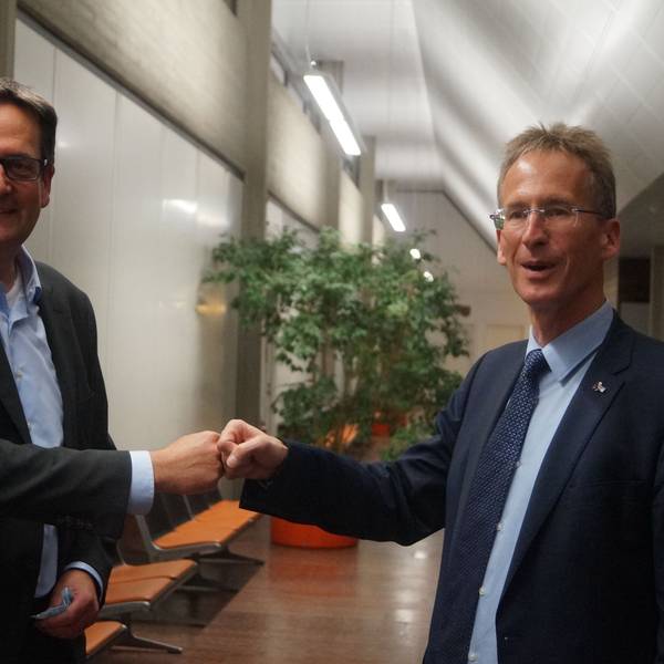 Nach der Bundestagswahl 2021 gratulieren sich Detlef Seif (CDU) und Markus Herbrand (FDP) per „Fistbump“.