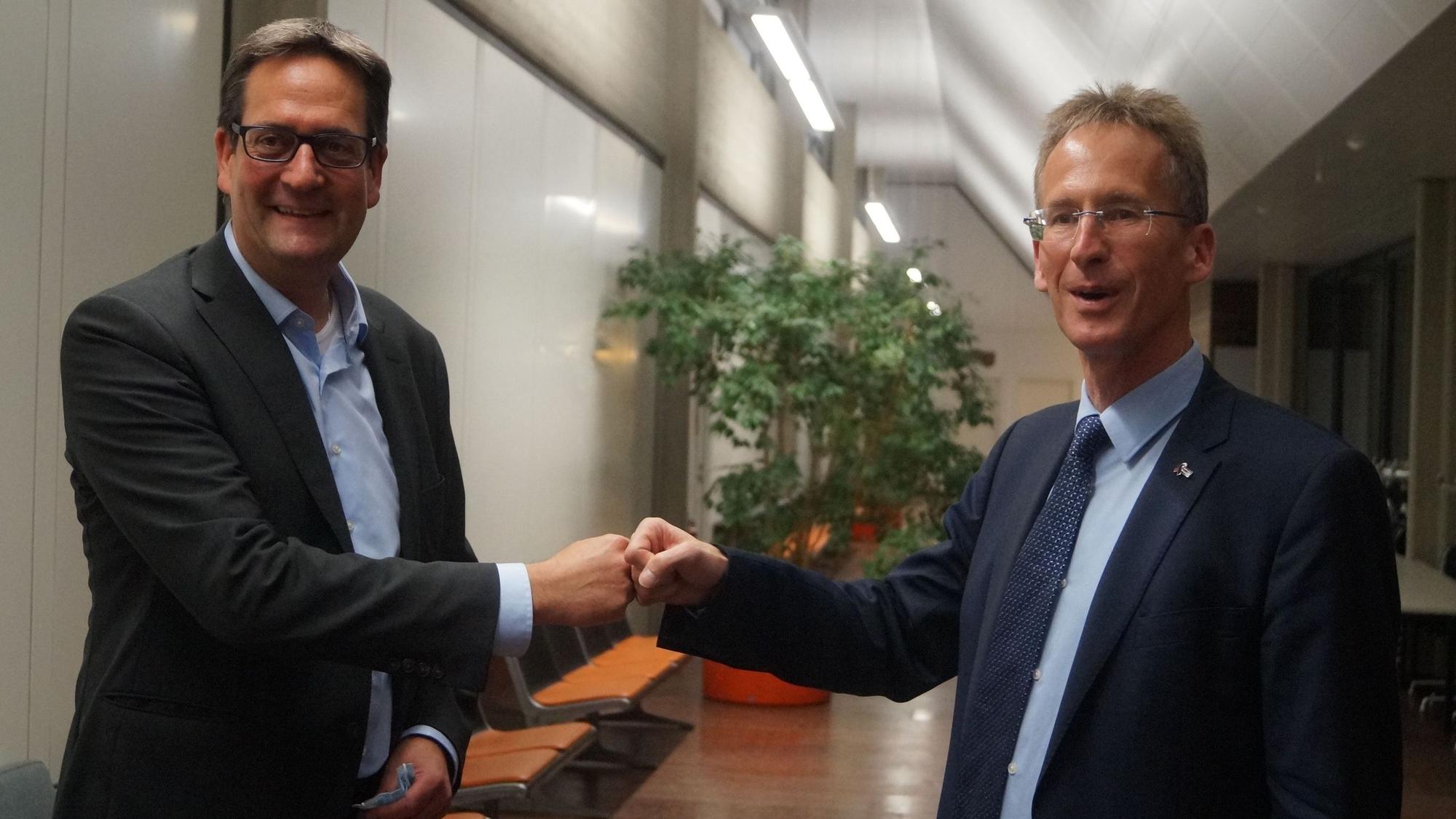 Nach der Bundestagswahl 2021 gratulieren sich Detlef Seif (CDU) und Markus Herbrand (FDP) per „Fistbump“.
