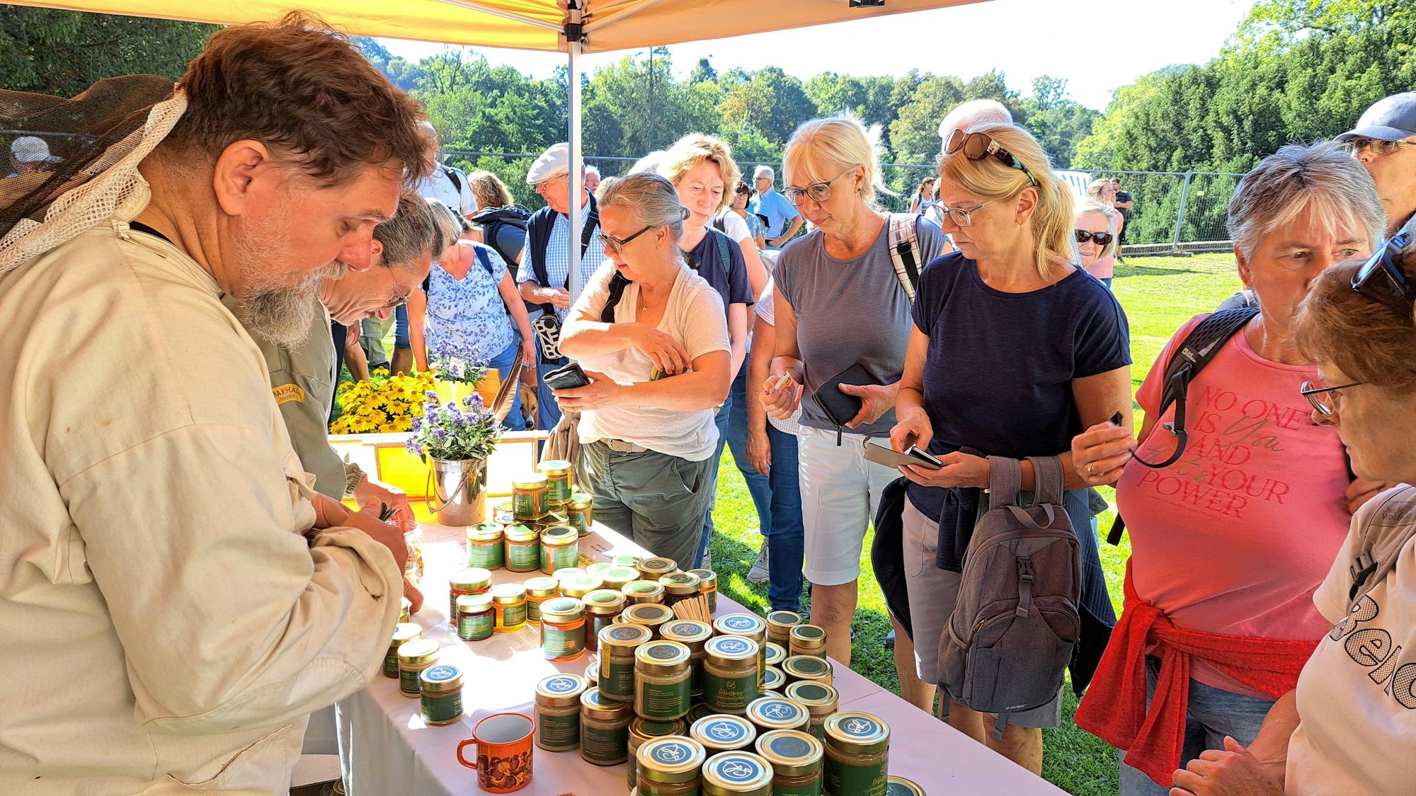 Honig gab es beim Wandertag gegen eine Spende. Davon profitiert die Rundschau-Altenhilfe.