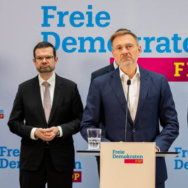 Christian Lindner (FDP, M), scheidender Bundesminister der Finanzen und FDP-Bundesvorsitzender, äußert sich in der FDP-Parteizentrale bei einer Pressekonferenz. Im Hintergrund stehen Marco Buschmann (FDP, l), scheidender Bundesminister der Justiz, und Bijan Djir-Sarai, FDP-Generalsekretär.