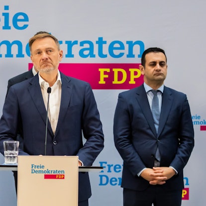 Christian Lindner (FDP, M), scheidender Bundesminister der Finanzen und FDP-Bundesvorsitzender, äußert sich in der FDP-Parteizentrale bei einer Pressekonferenz. Im Hintergrund stehen Marco Buschmann (FDP, l), scheidender Bundesminister der Justiz, und Bijan Djir-Sarai, FDP-Generalsekretär.