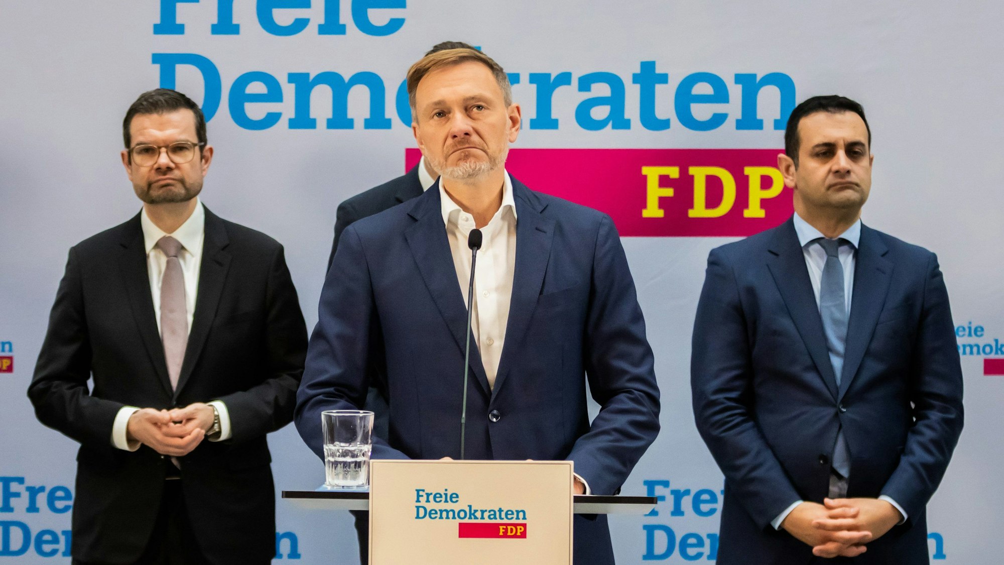 Christian Lindner (FDP, M), scheidender Bundesminister der Finanzen und FDP-Bundesvorsitzender, äußert sich in der FDP-Parteizentrale bei einer Pressekonferenz. Im Hintergrund stehen Marco Buschmann (FDP, l), scheidender Bundesminister der Justiz, und Bijan Djir-Sarai, FDP-Generalsekretär.