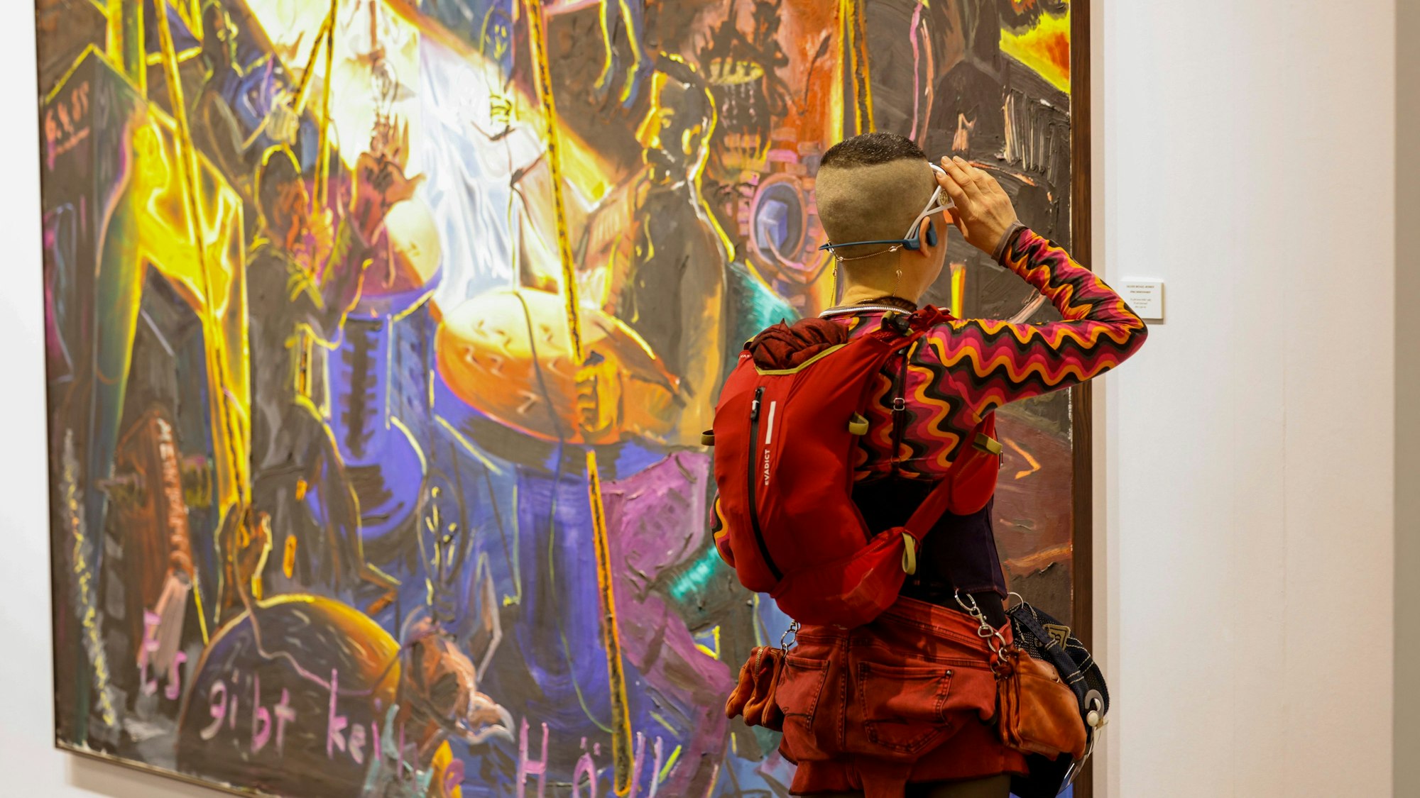 Köln: Ein Besucher schaut sich auf der Art Cologne Kunstmesse das Gemälde von Künstler Jörg Immendorf ·Es gibt keine Hölle· an.