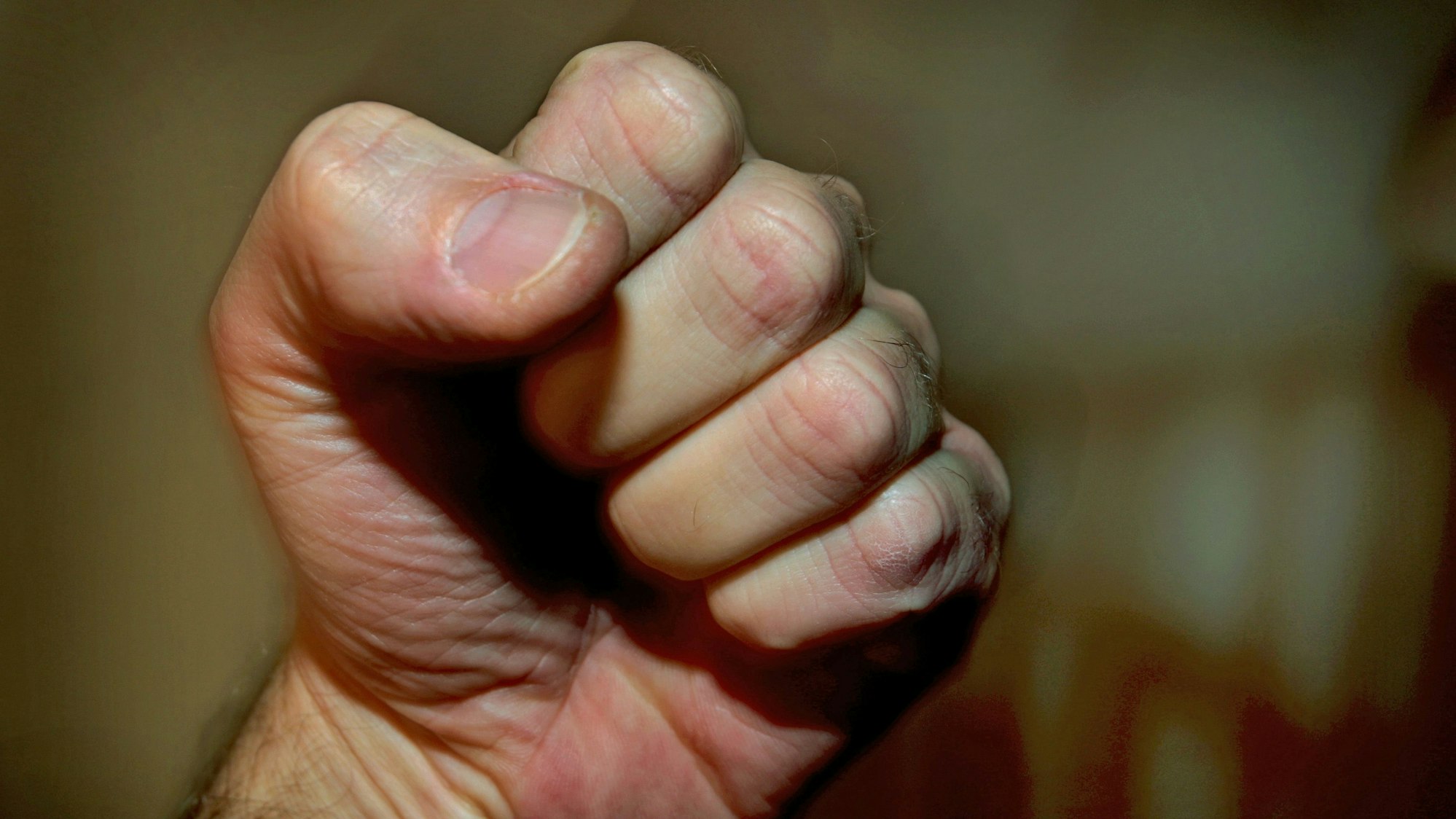 Eine geballte Männerfaust