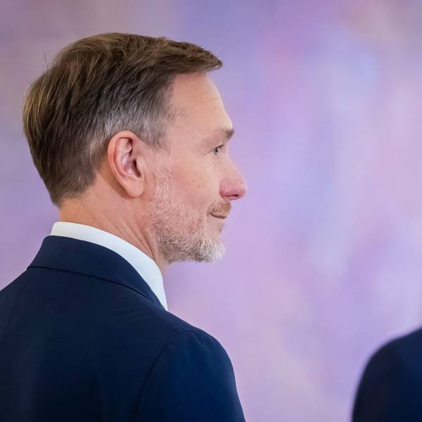 Es ist aus: Bundeskanzler Olaf Scholz (r/SPD) und Christian Lindner (FDP), ehemaliger Bundesminister der Finanzen, nebeneinander im Schloss Bellevue.