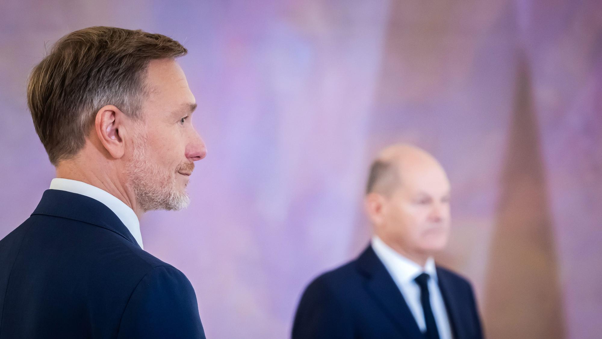 Es ist aus: Bundeskanzler Olaf Scholz (r/SPD) und Christian Lindner (FDP), ehemaliger Bundesminister der Finanzen, nebeneinander im Schloss Bellevue.