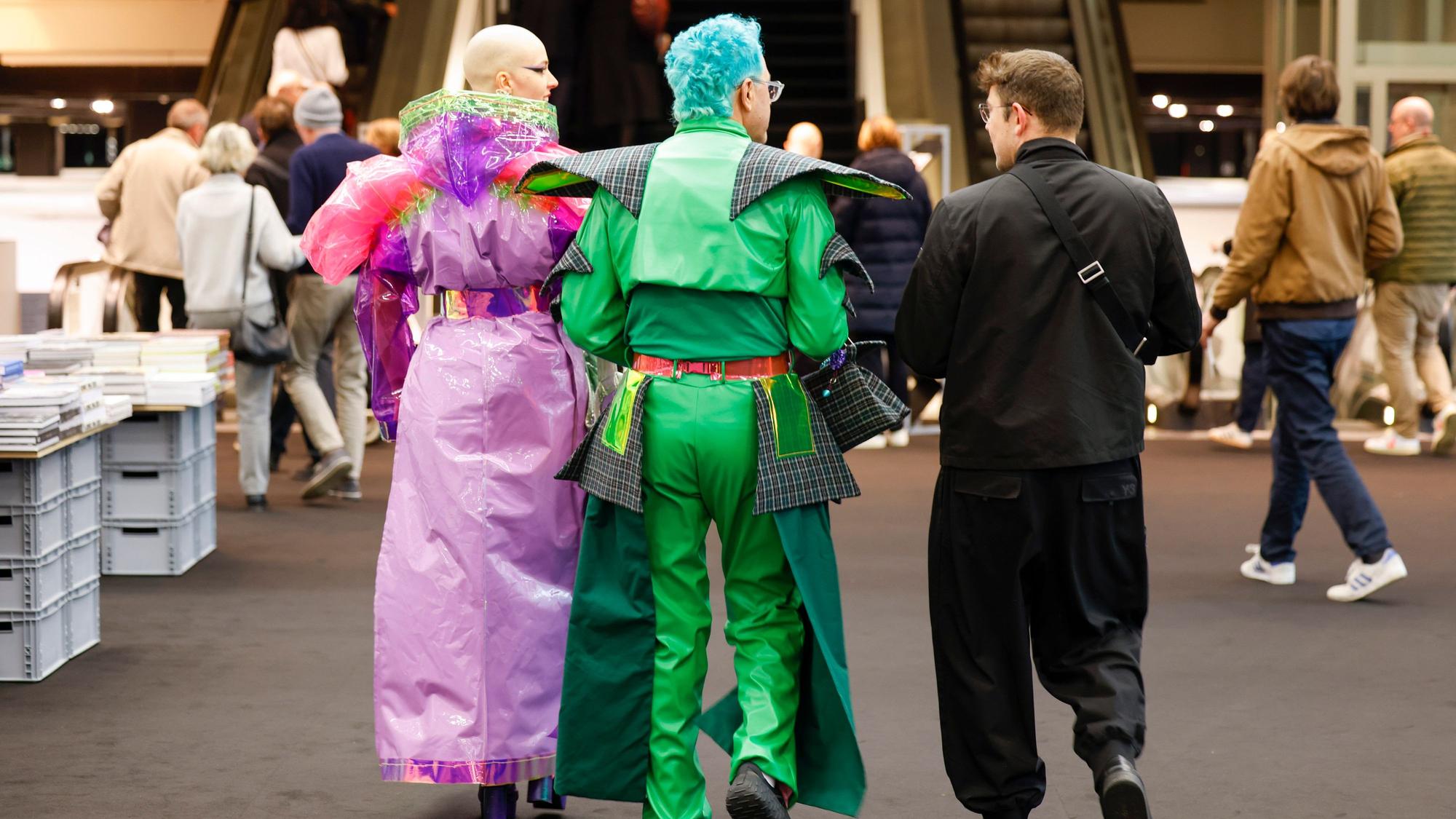 Bunt gekleidete Besucher kommen zur Eröffnung der Kunstmesse der Art Cologne.