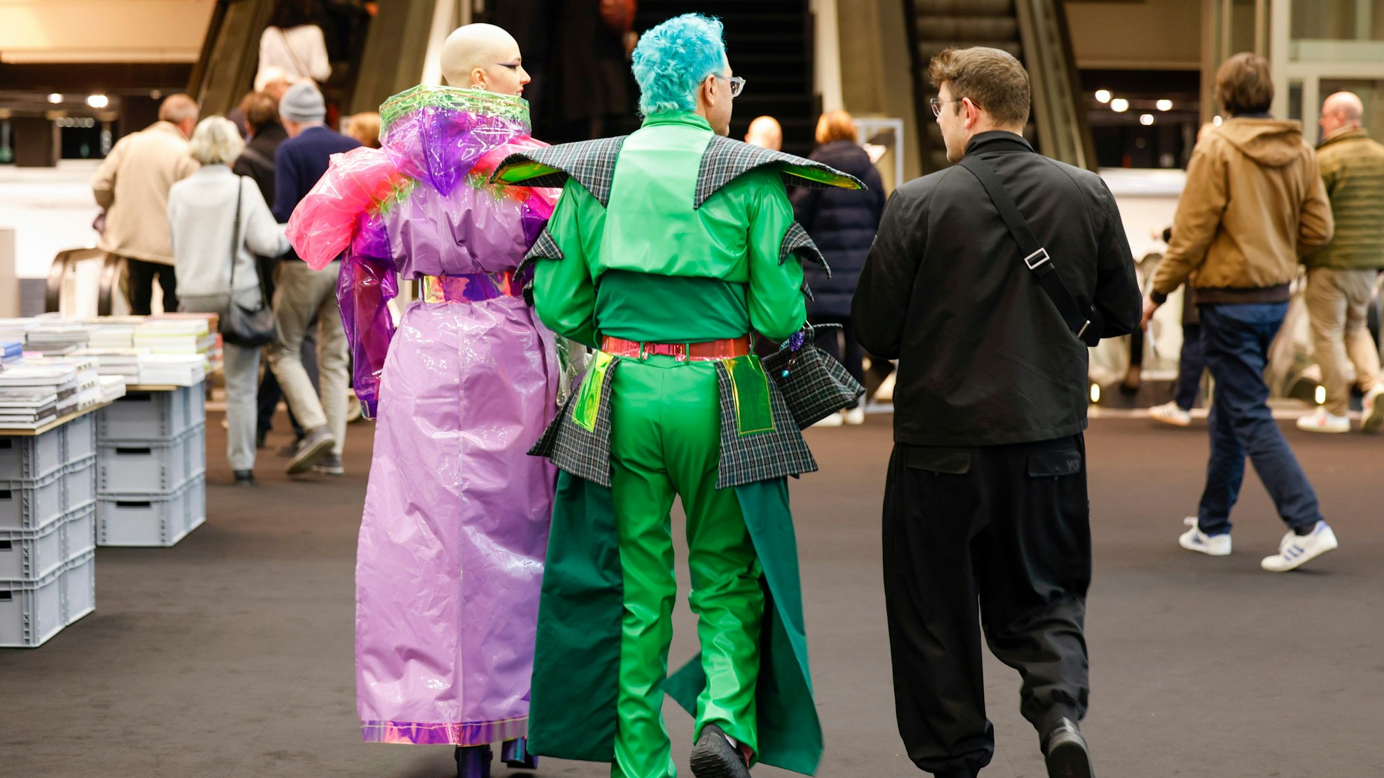 Bunt gekleidete Besucher kommen zur Eröffnung der Kunstmesse der Art Cologne.