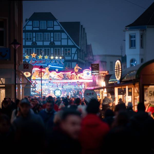 Menschen laufen über die Allerheiligenkirmes in der Altstadt.