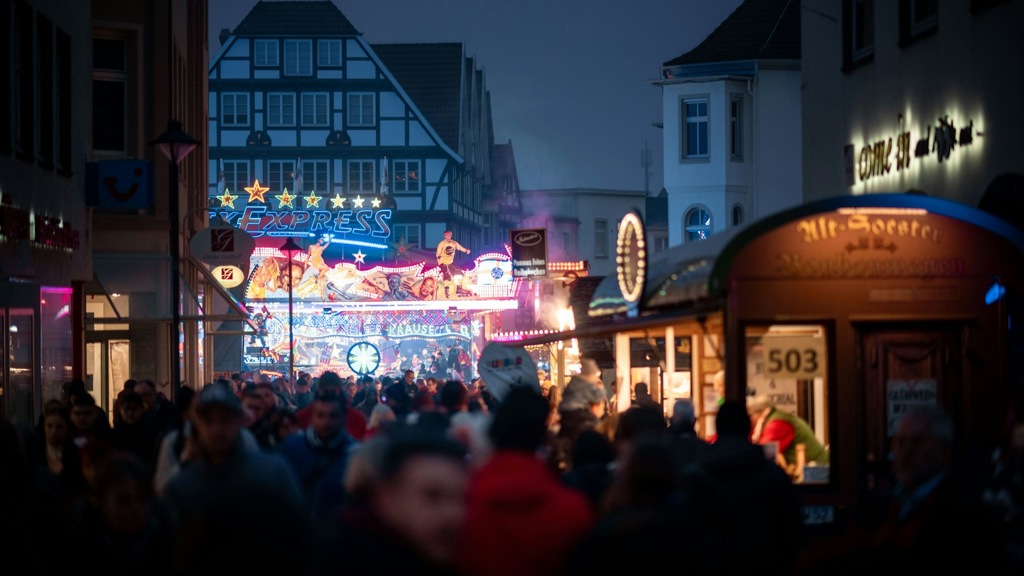 Menschen laufen über die Allerheiligenkirmes in der Altstadt.