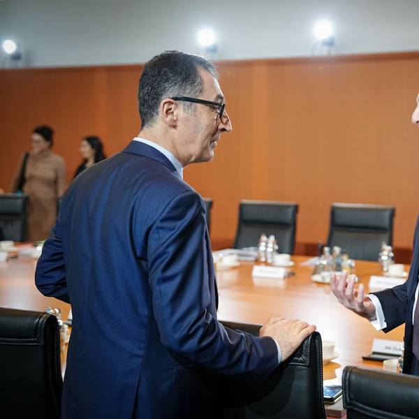 ARCHIV - 21.12.2022, Berlin: Volker Wissing (FDP), Bundesminister für Verkehr und Digitales, und Cem Özdemir (l, Bündnis 90/Die Grünen), Bundesminister für Ernährung und Landwirtschaft, nehmen an der Sitzung des Bundeskabinetts teil. (zu dpa: «Wissing übernimmt Justizressort - Özdemir Bildung») Foto: Kay Nietfeld/dpa +++ dpa-Bildfunk +++
