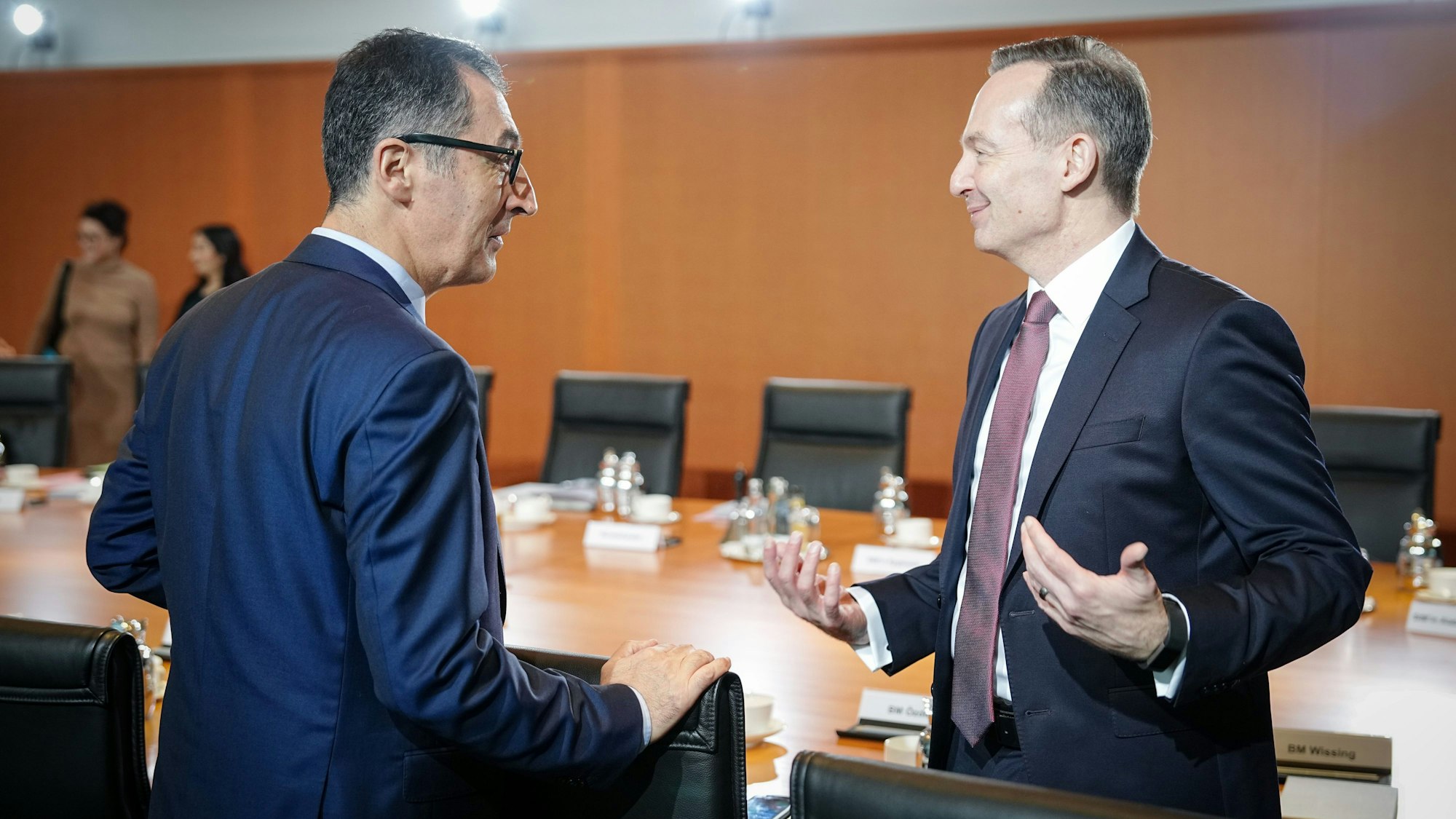 ARCHIV - 21.12.2022, Berlin: Volker Wissing (FDP), Bundesminister für Verkehr und Digitales, und Cem Özdemir (l, Bündnis 90/Die Grünen), Bundesminister für Ernährung und Landwirtschaft, nehmen an der Sitzung des Bundeskabinetts teil. (zu dpa: «Wissing übernimmt Justizressort - Özdemir Bildung») Foto: Kay Nietfeld/dpa +++ dpa-Bildfunk +++